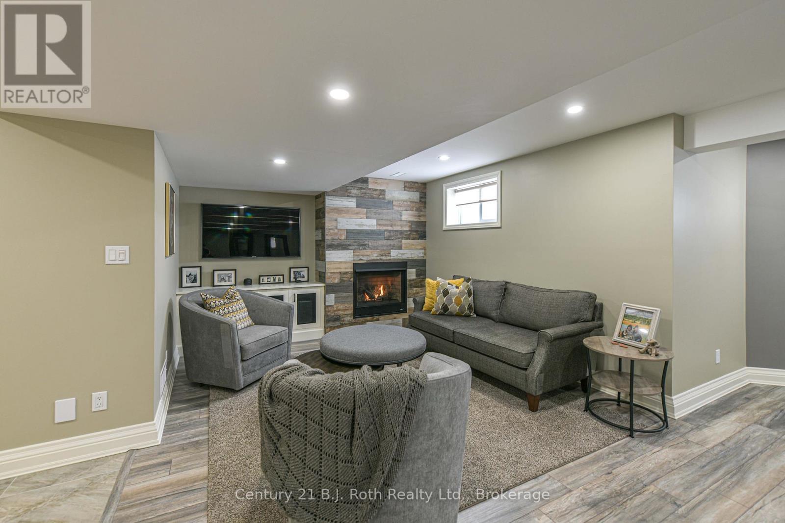 3255 10 Line N, Oro-Medonte, ON - Indoor With Fireplace