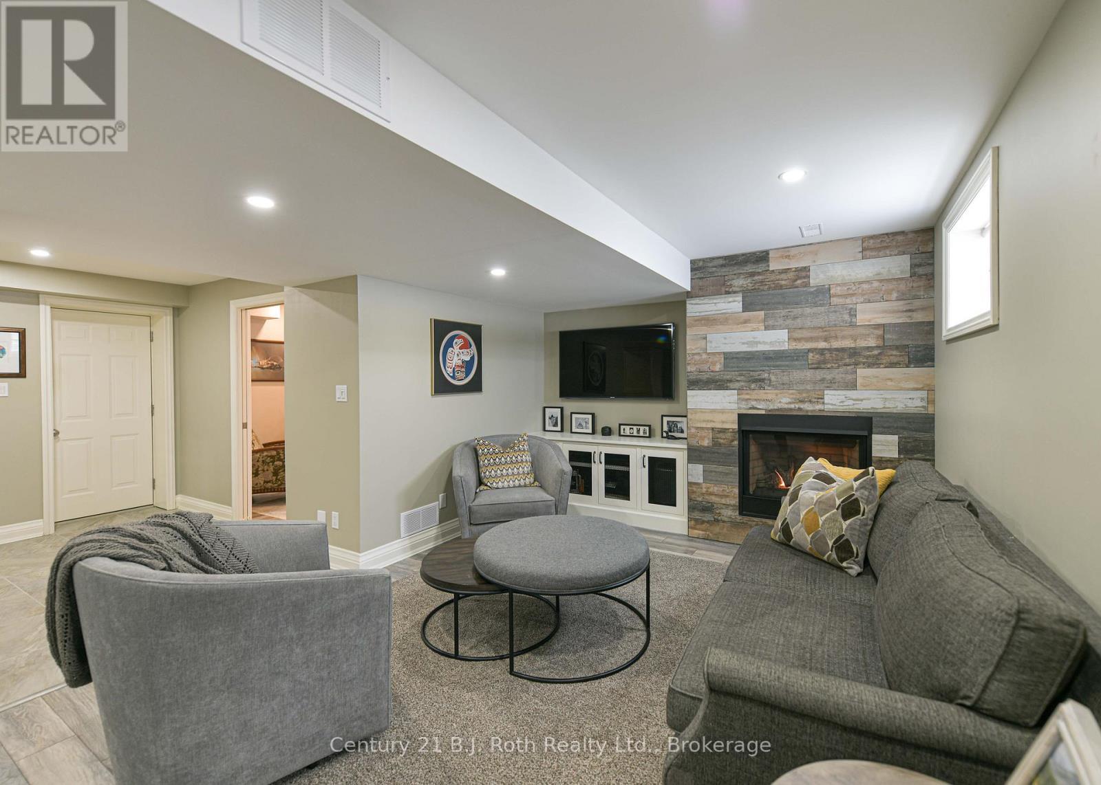 3255 10 Line N, Oro-Medonte, ON - Indoor With Fireplace