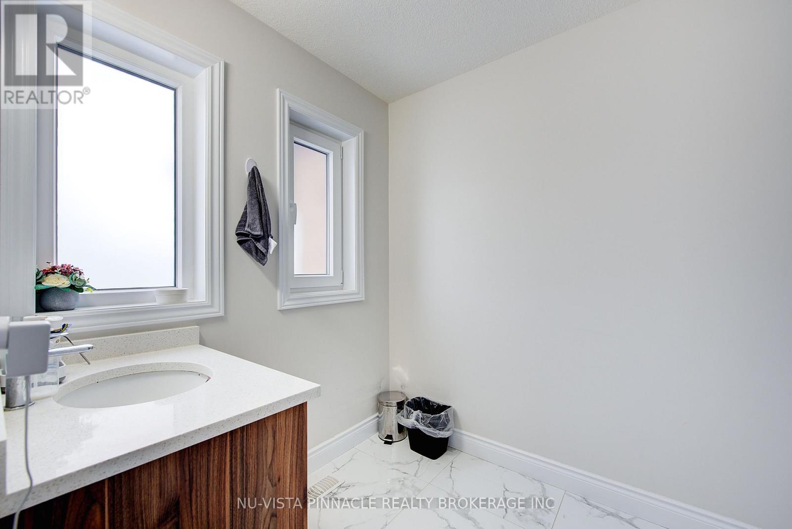2232 Tripp Drive, London South (South V), ON - Indoor Photo Showing Bathroom