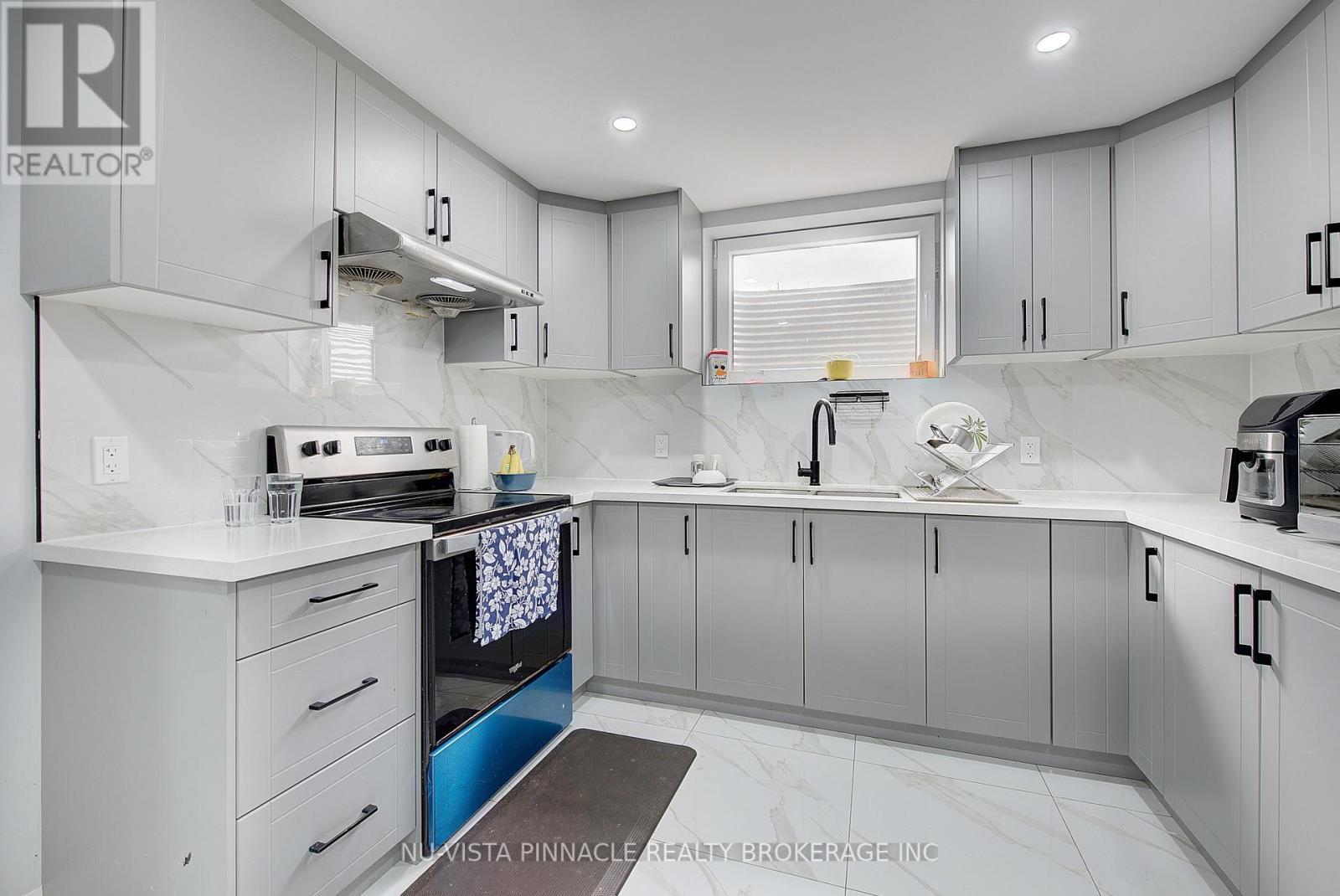 2232 Tripp Drive, London South (South V), ON - Indoor Photo Showing Kitchen With Upgraded Kitchen