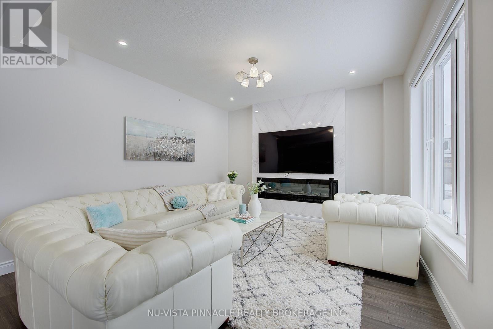 2232 Tripp Drive, London South (South V), ON - Indoor Photo Showing Living Room