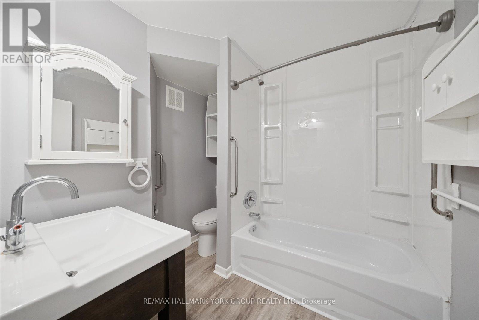 116A High Street, Georgina, ON - Indoor Photo Showing Bathroom