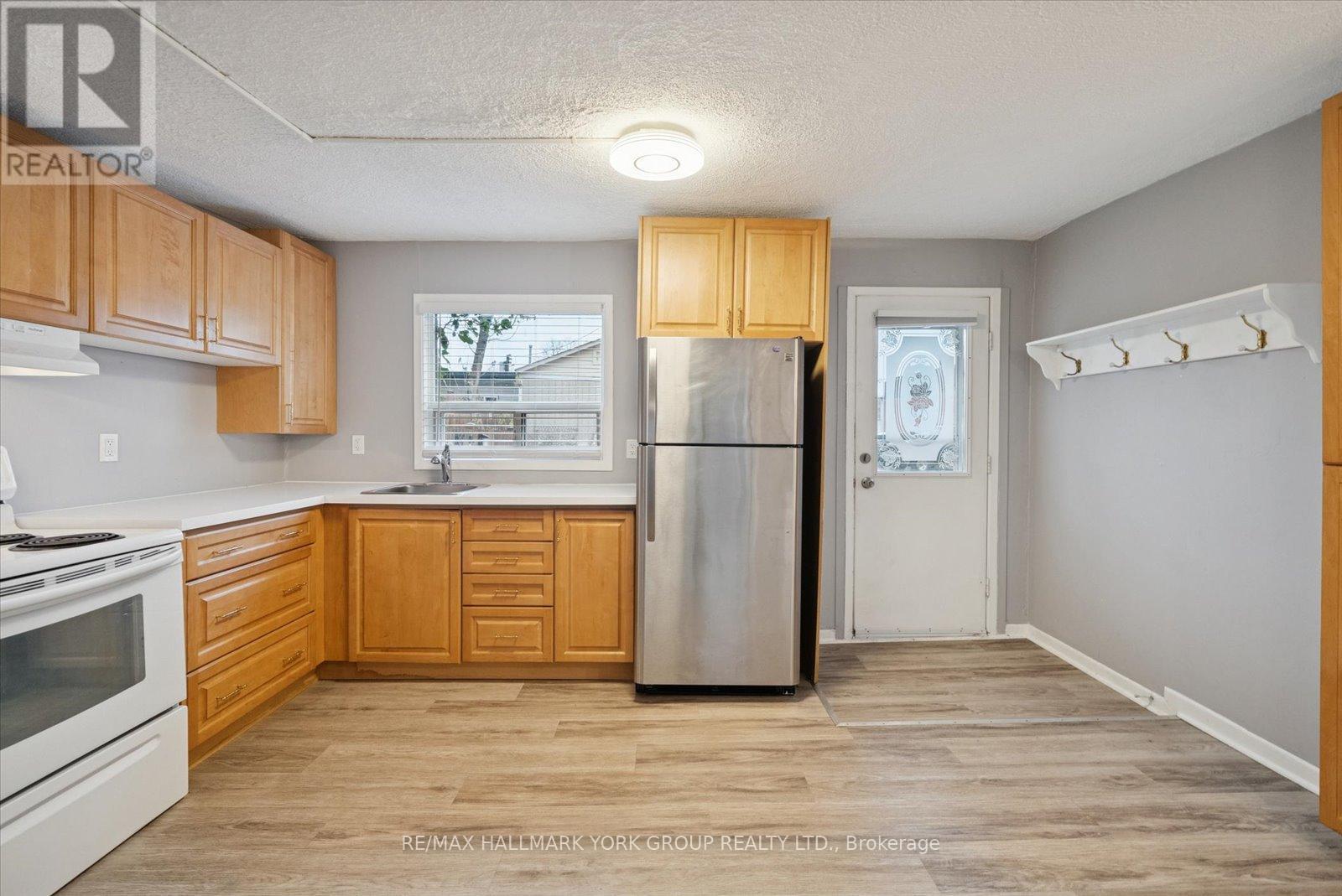 116A High Street, Georgina, ON - Indoor Photo Showing Kitchen