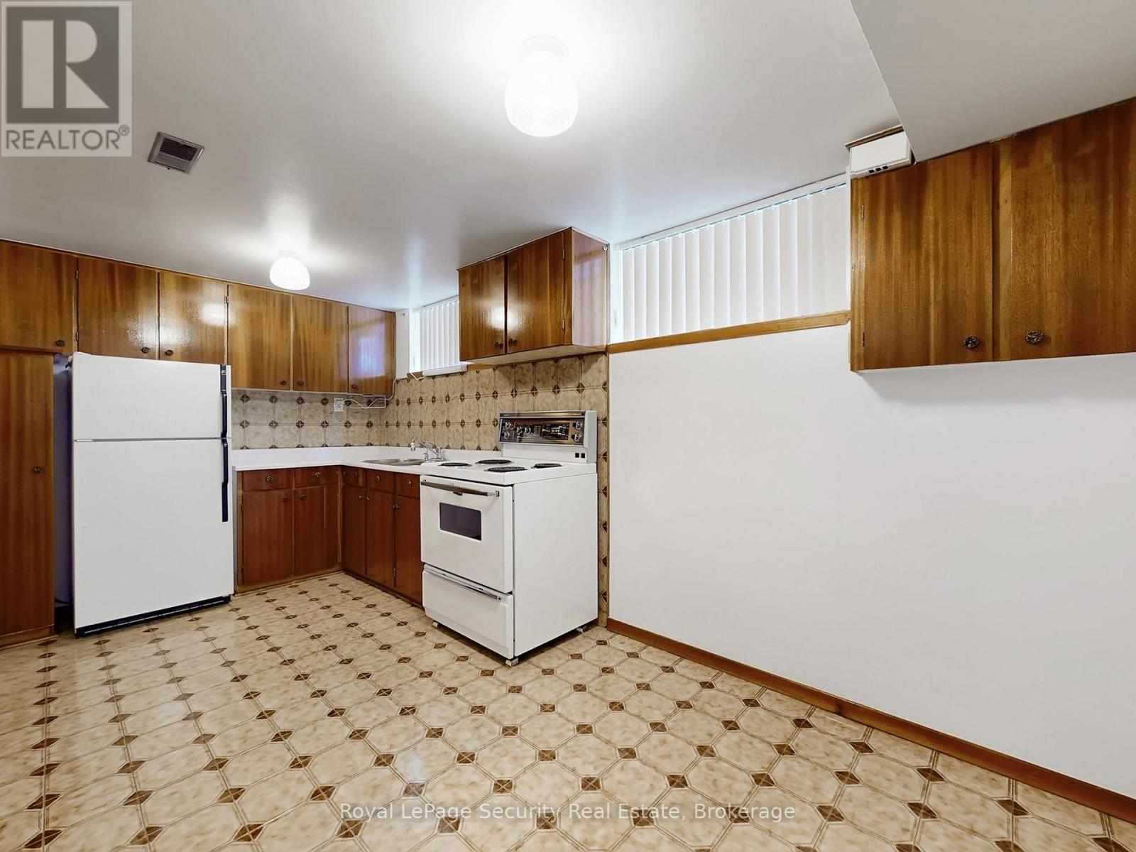 Lower - 26 Starview Drive, Toronto, ON - Indoor Photo Showing Kitchen