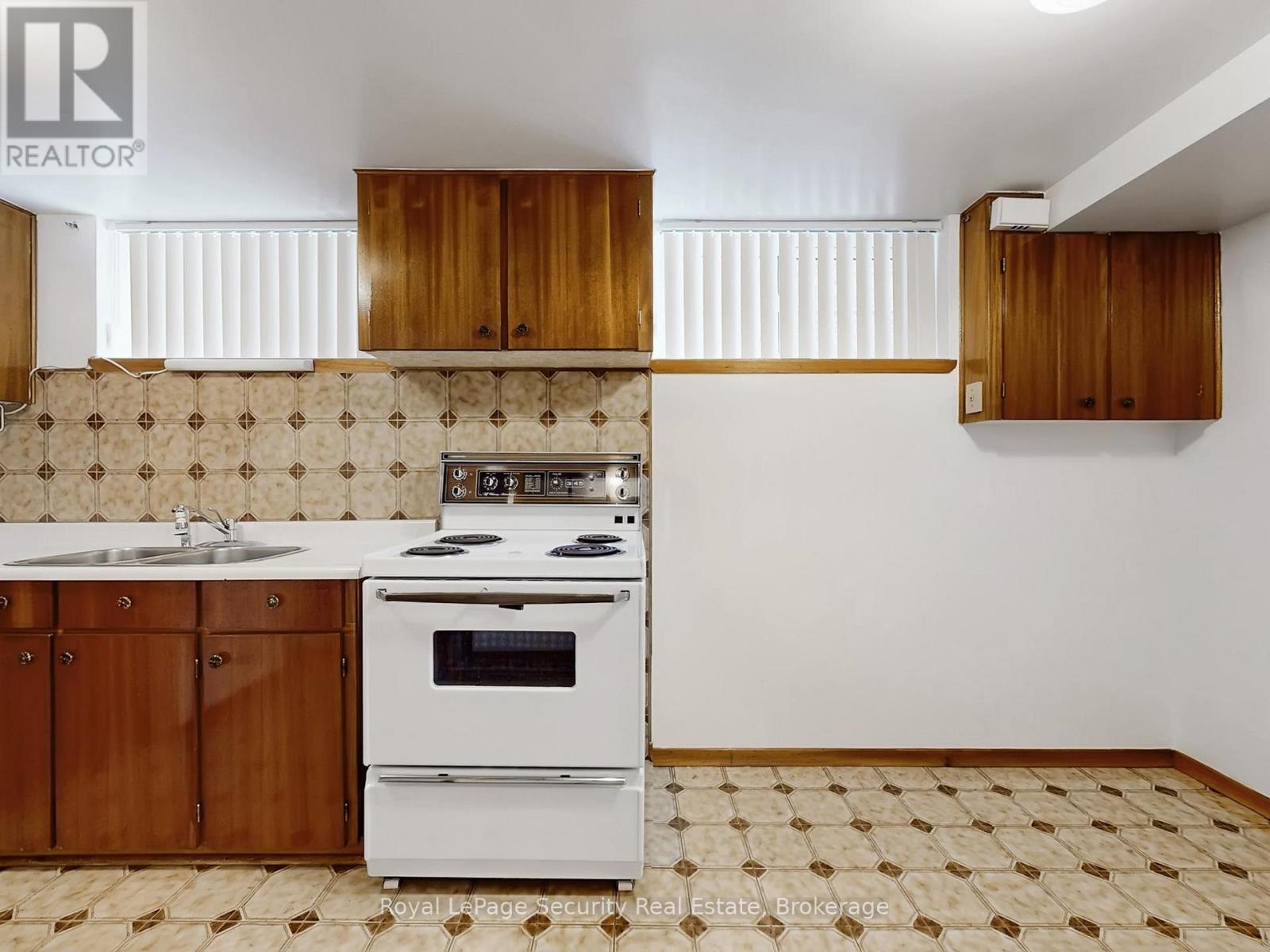 Lower - 26 Starview Drive, Toronto, ON - Indoor Photo Showing Kitchen With Double Sink
