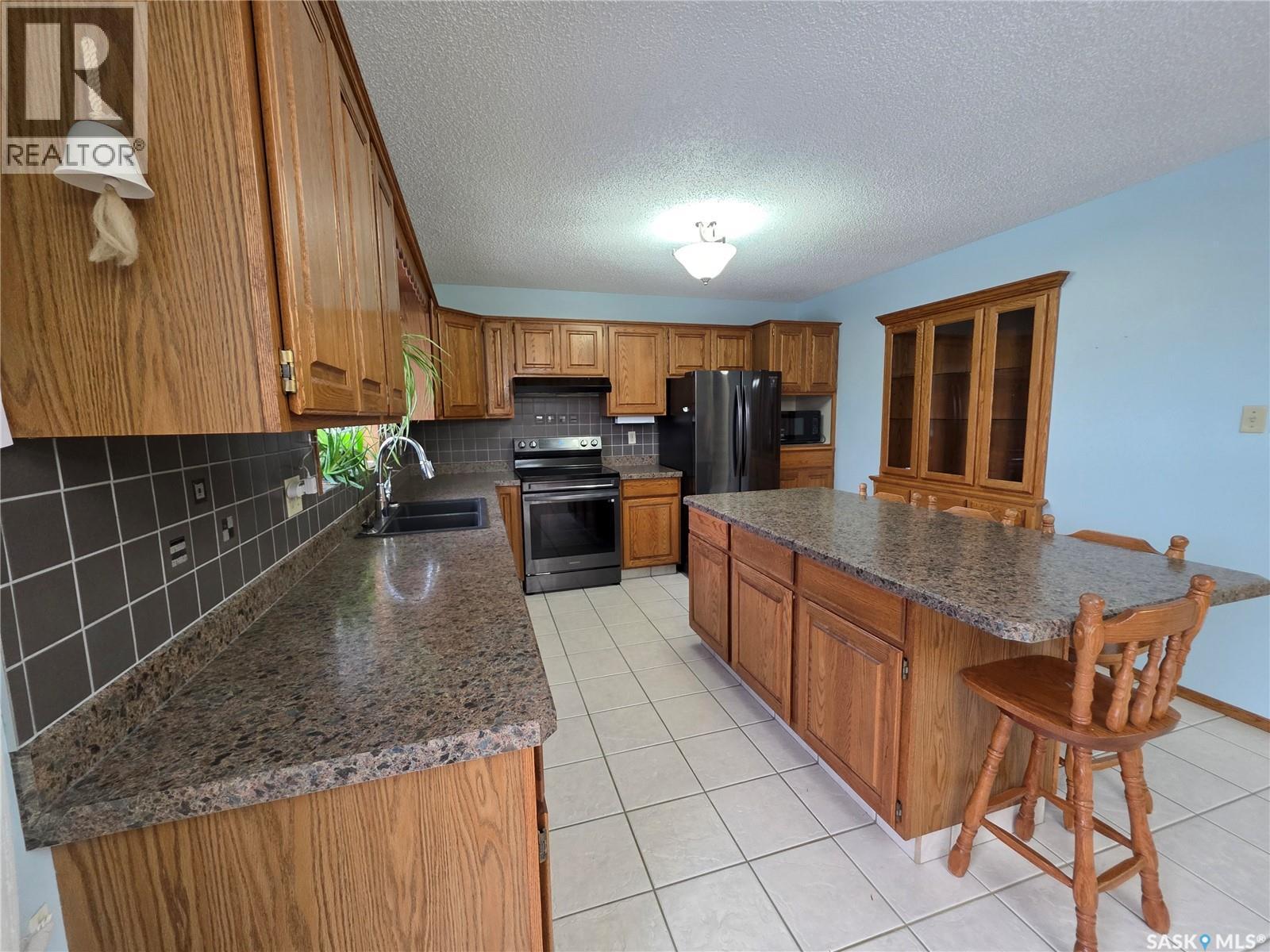 353 Walsh Trail, Swift Current, SK - Indoor Photo Showing Kitchen With Double Sink