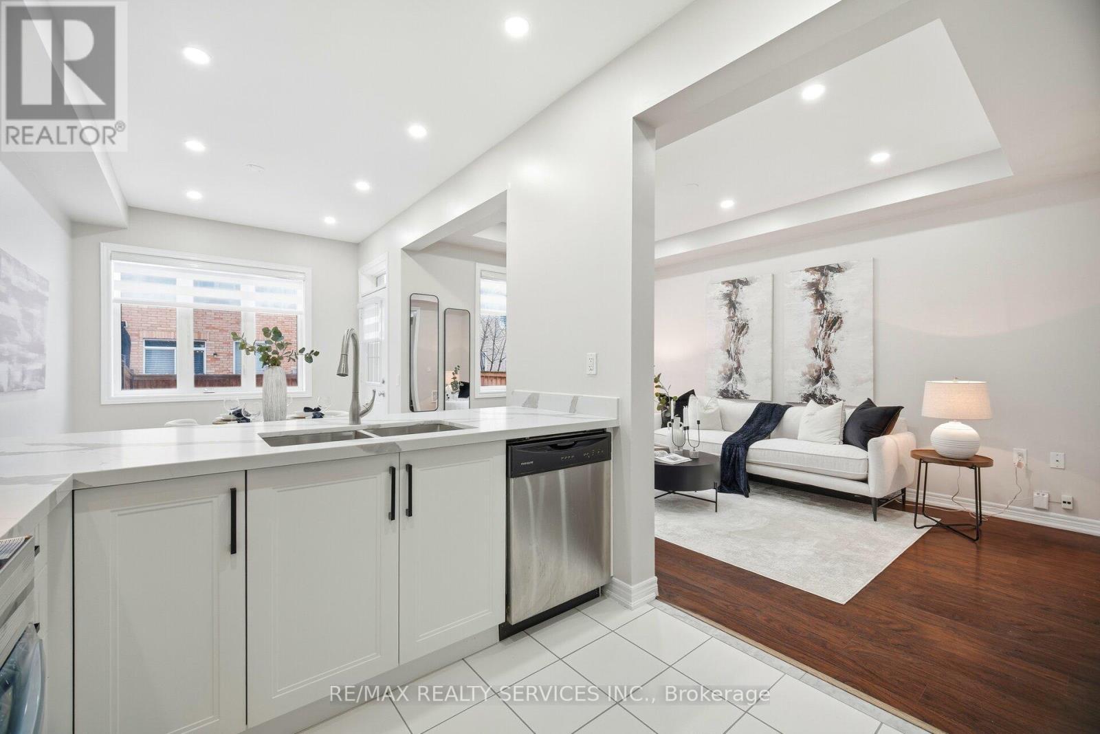 26 Deer Ridge Trail, Caledon, ON - Indoor Photo Showing Kitchen