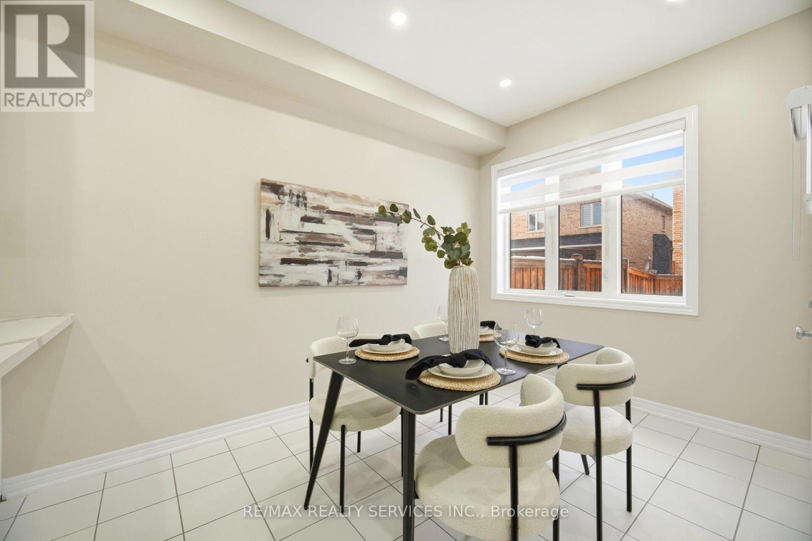 26 Deer Ridge Trail, Caledon, ON - Indoor Photo Showing Dining Room