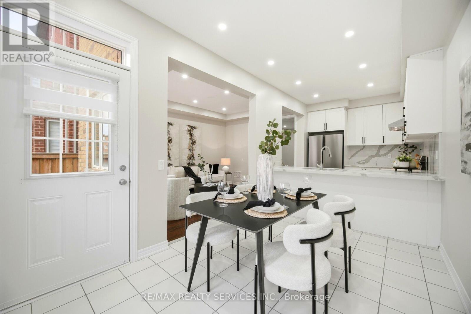 26 Deer Ridge Trail, Caledon, ON - Indoor Photo Showing Dining Room