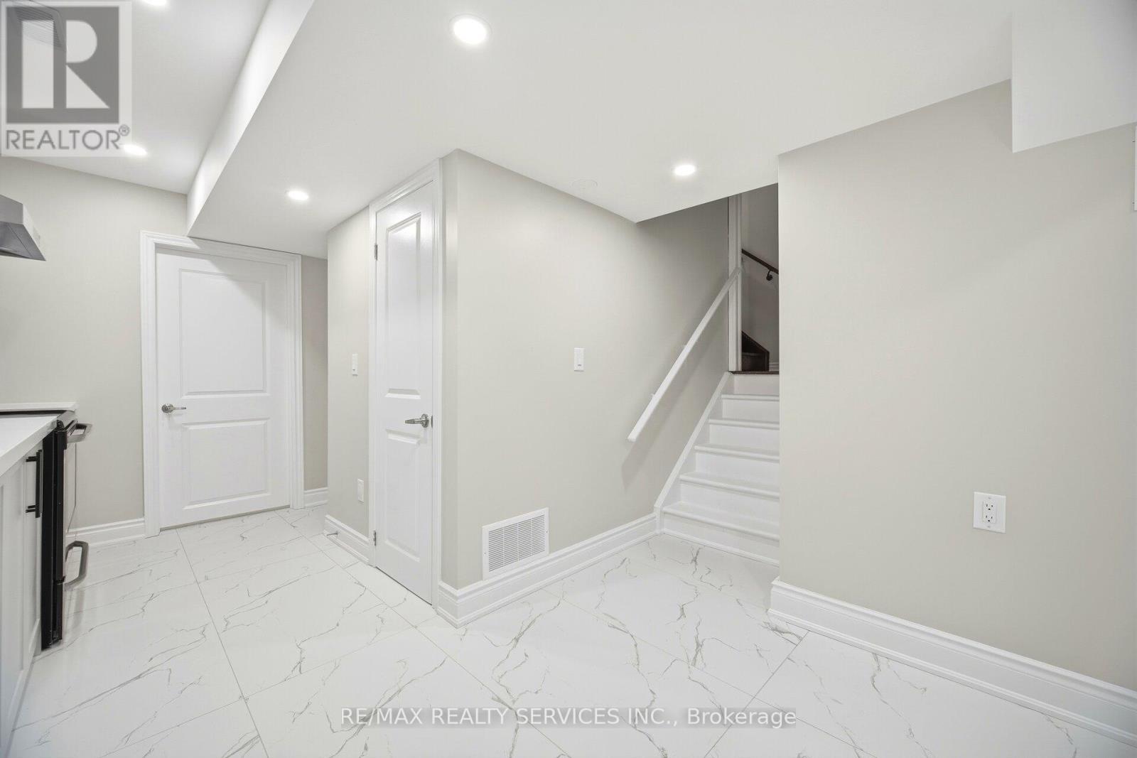 26 Deer Ridge Trail, Caledon, ON - Indoor Photo Showing Other Room