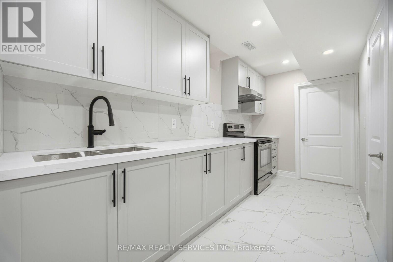 26 Deer Ridge Trail, Caledon, ON - Indoor Photo Showing Kitchen With Double Sink