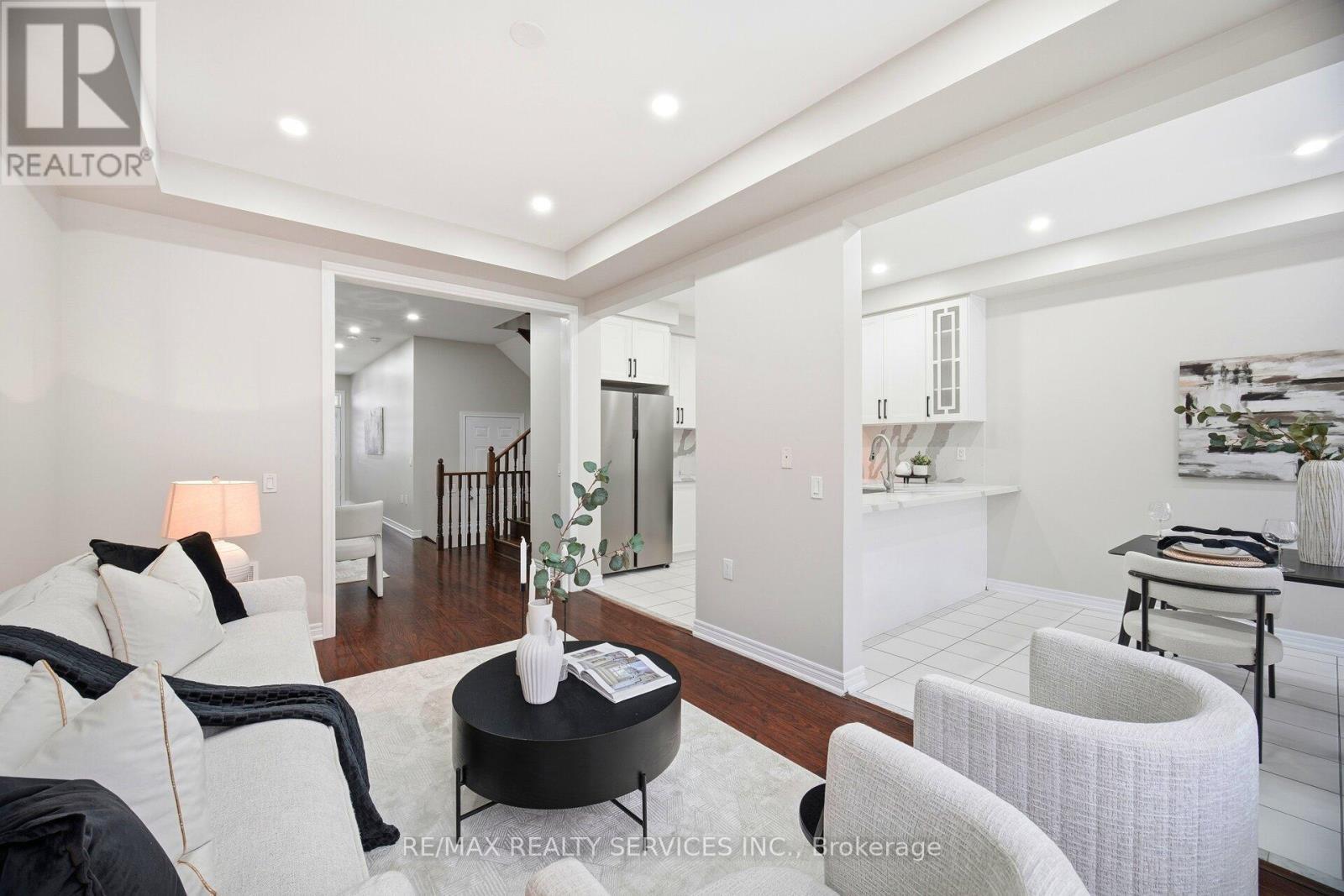 26 Deer Ridge Trail, Caledon, ON - Indoor Photo Showing Living Room