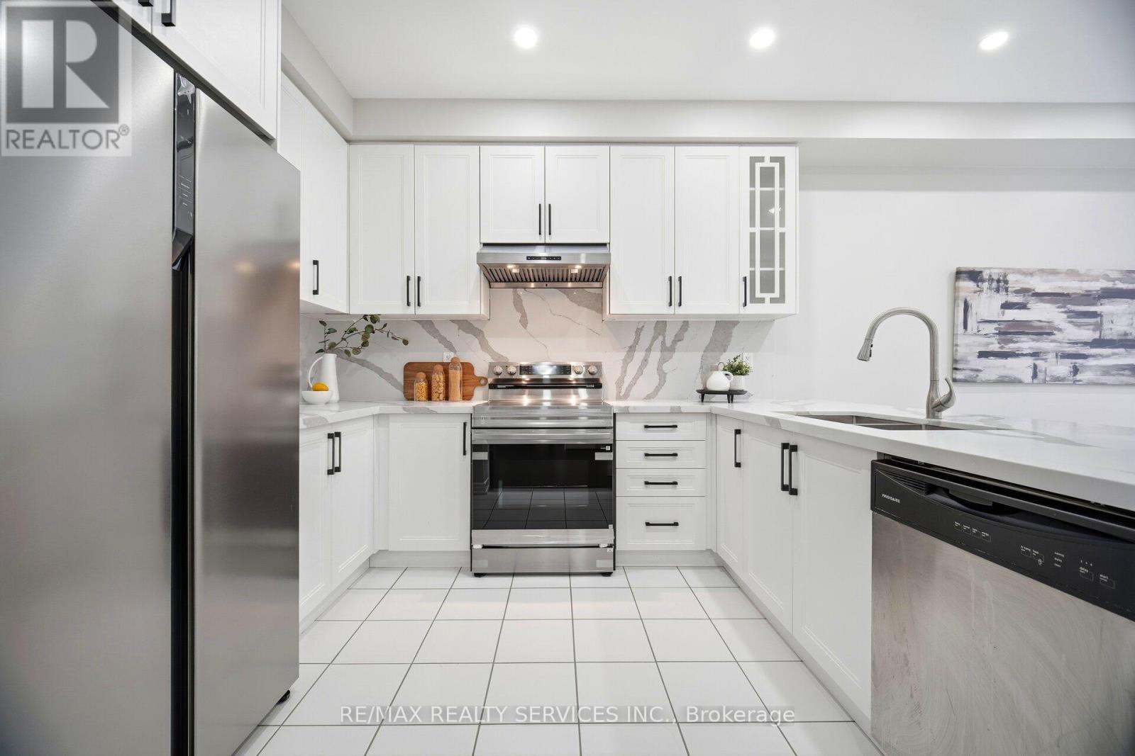 26 Deer Ridge Trail, Caledon, ON - Indoor Photo Showing Kitchen