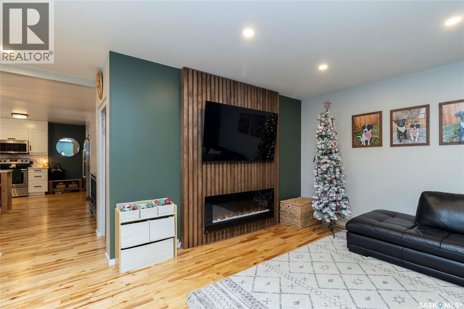 46 Phillips Crescent, Saskatoon, SK - Indoor Photo Showing Living Room With Fireplace