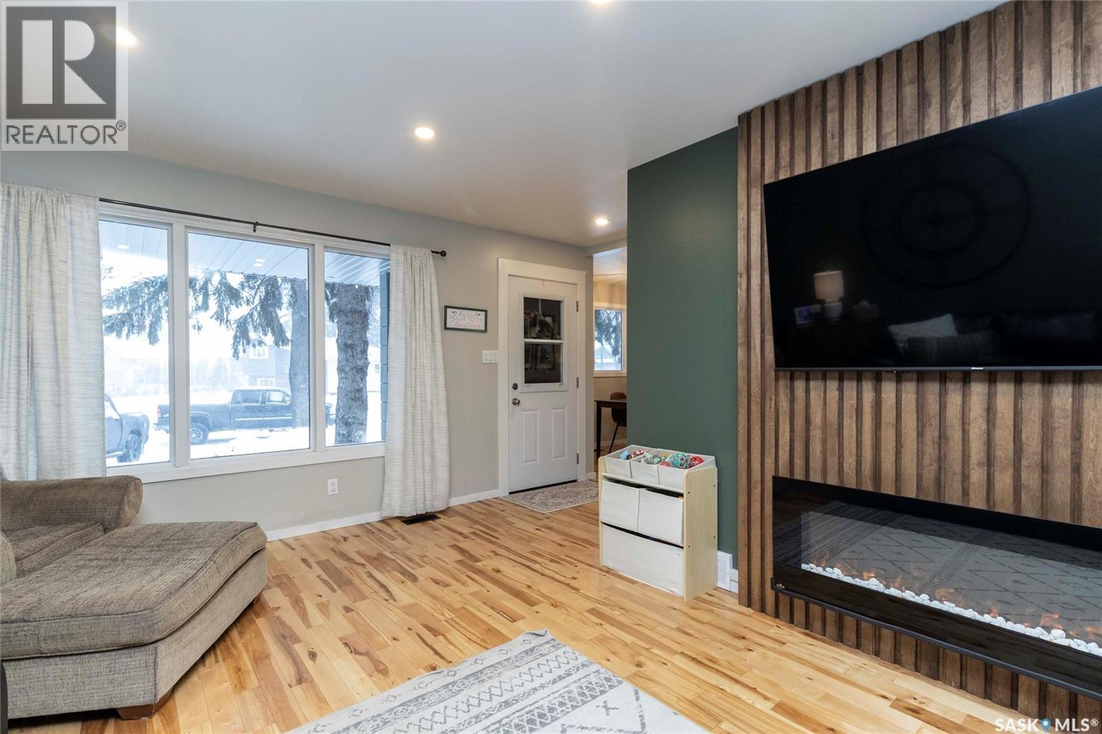 46 Phillips Crescent, Saskatoon, SK - Indoor Photo Showing Living Room With Fireplace