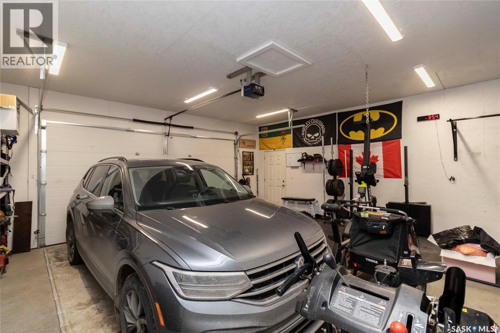 46 Phillips Crescent, Saskatoon, SK - Indoor Photo Showing Garage