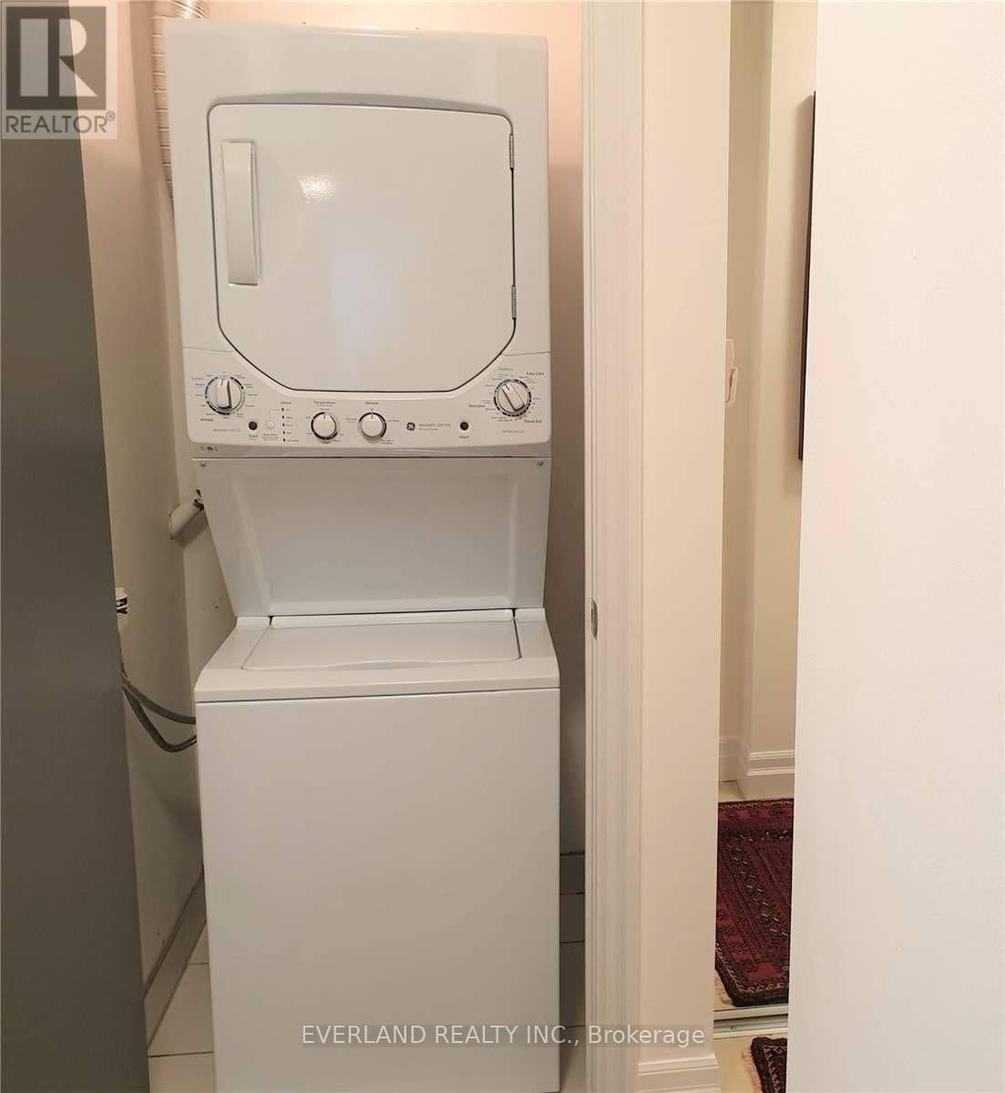 409 - 8 Scollard Street, Toronto, ON - Indoor Photo Showing Laundry Room