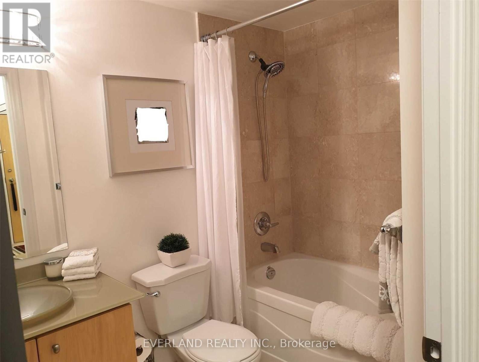409 - 8 Scollard Street, Toronto, ON - Indoor Photo Showing Bathroom