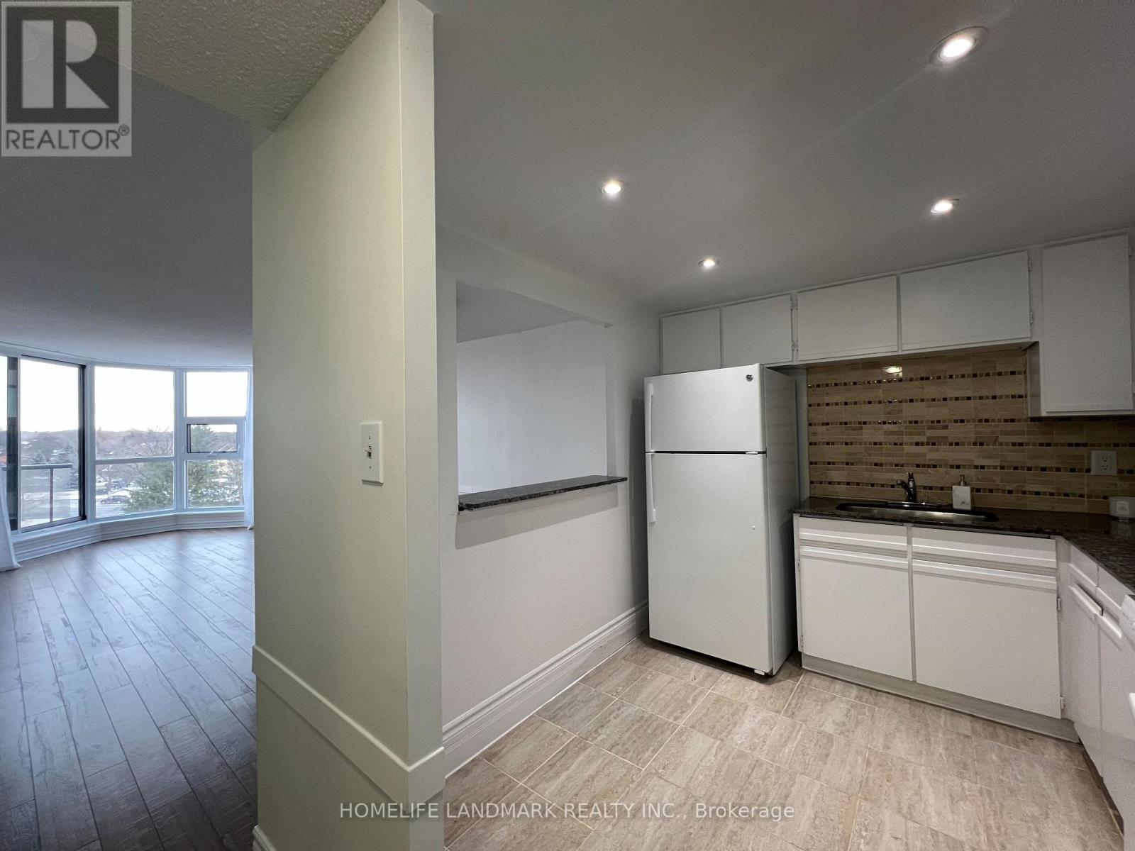 407 - 10 Dean Park Road, Toronto, ON - Indoor Photo Showing Kitchen