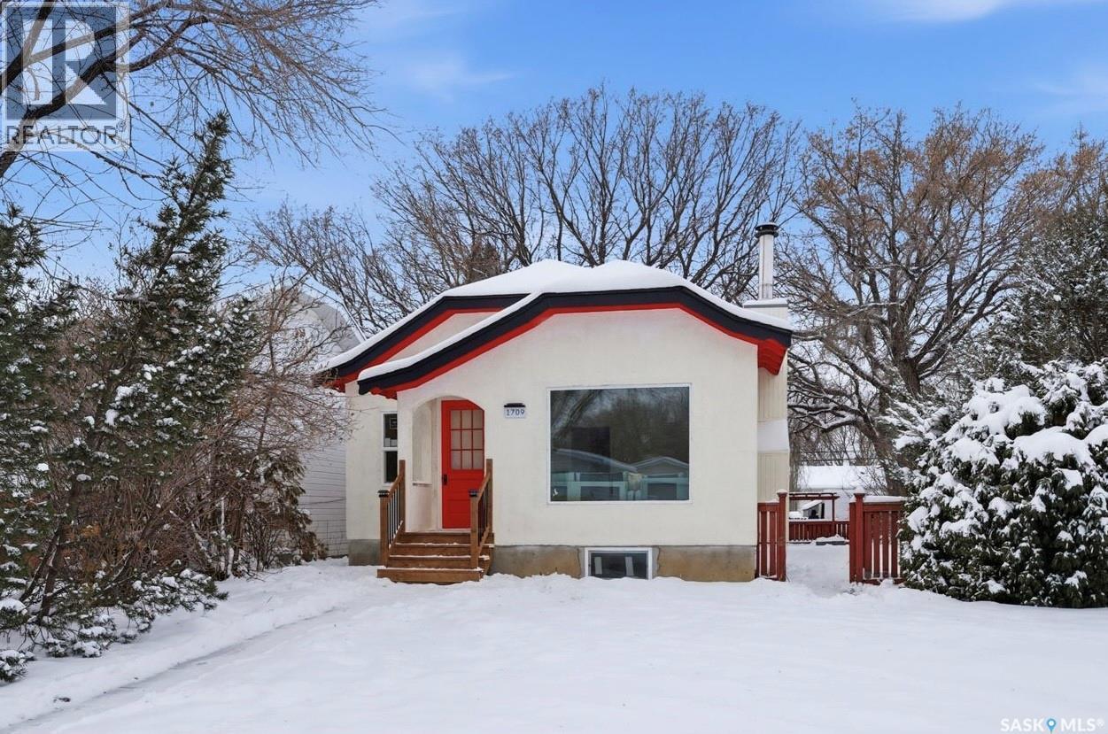 1709 E Avenue N, Saskatoon, SK - Outdoor