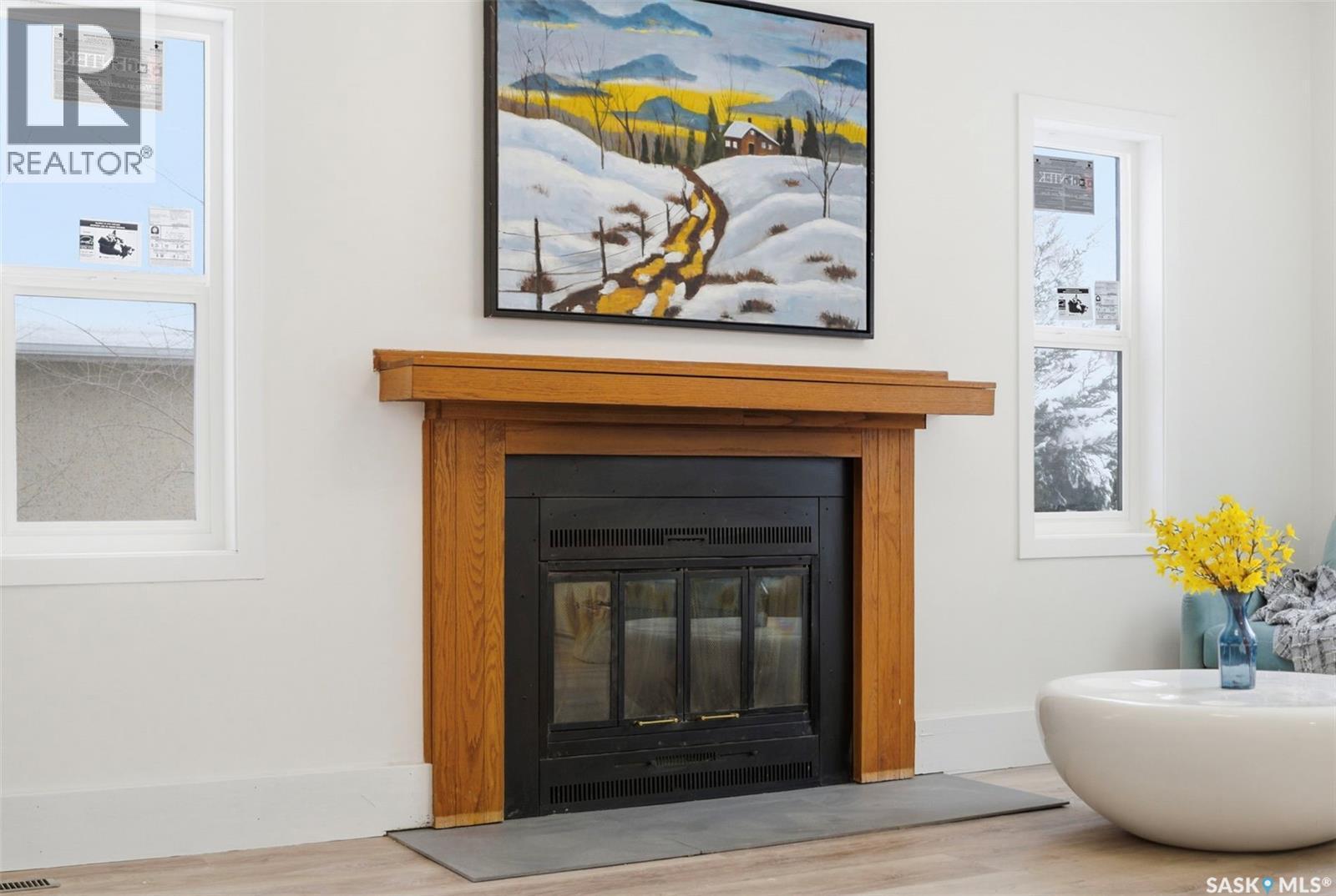 1709 E Avenue N, Saskatoon, SK - Indoor Photo Showing Living Room With Fireplace