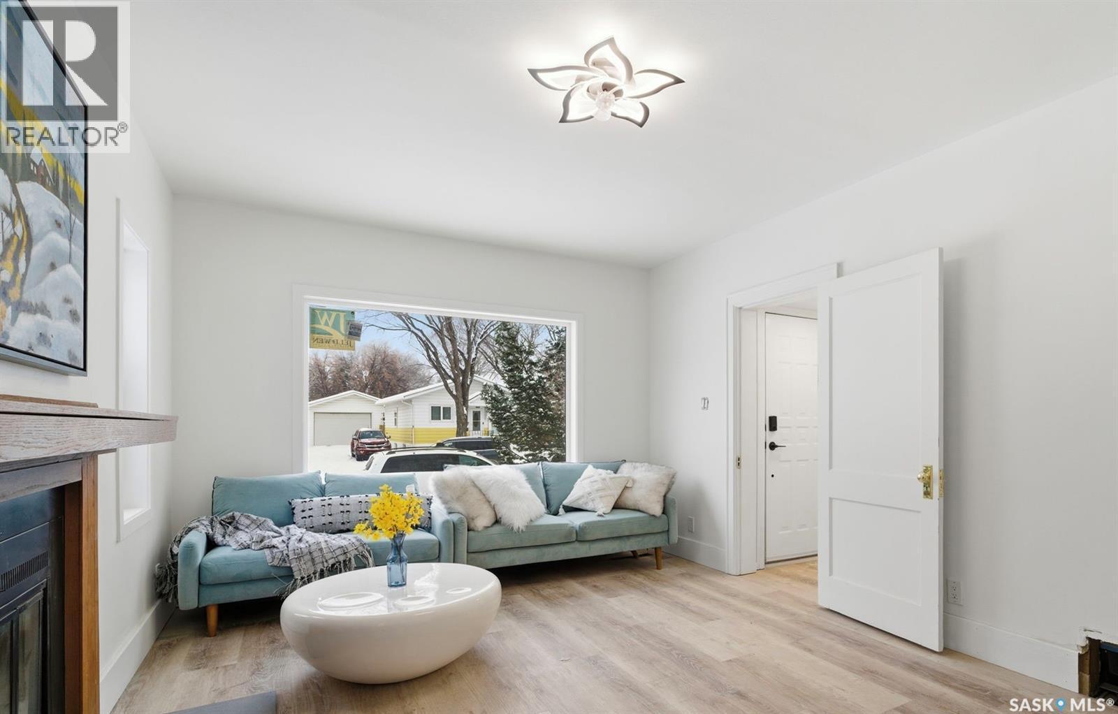 1709 E Avenue N, Saskatoon, SK - Indoor Photo Showing Living Room With Fireplace