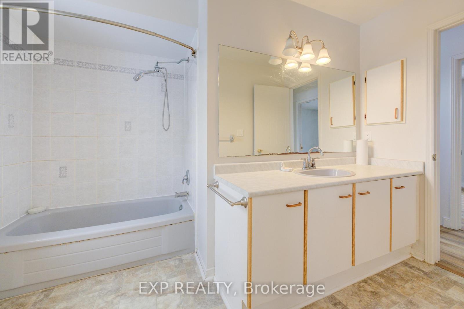 112 - 302 College Avenue W, Guelph, ON - Indoor Photo Showing Bathroom