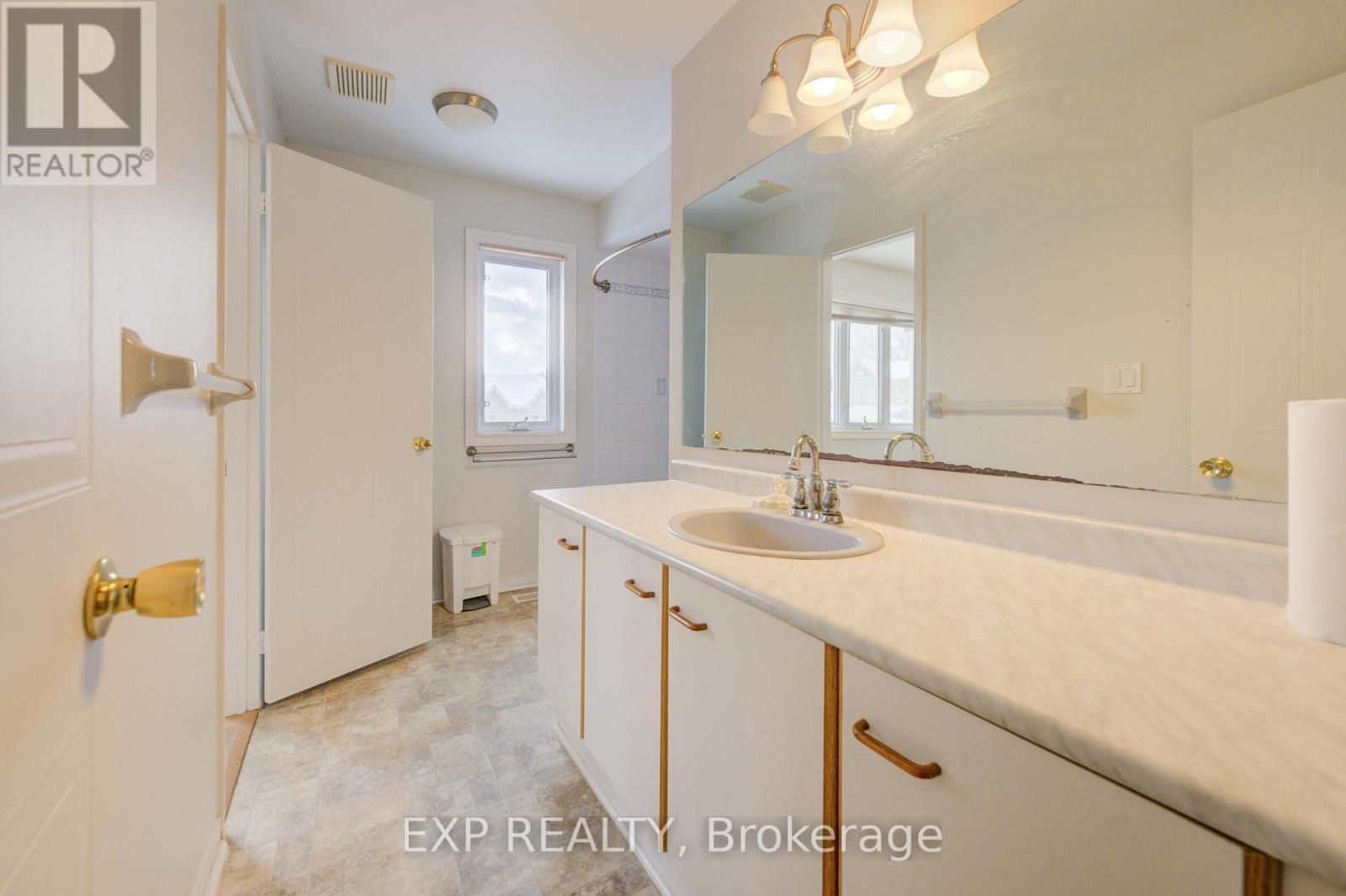 112 - 302 College Avenue W, Guelph, ON - Indoor Photo Showing Bathroom