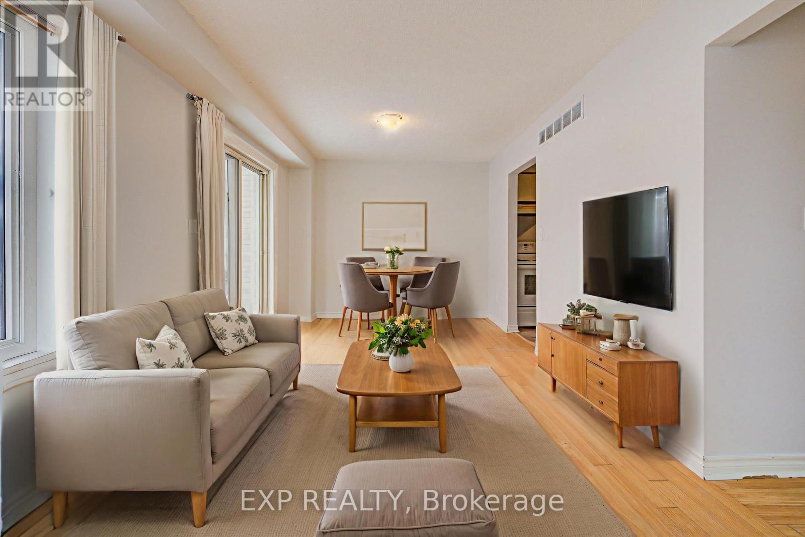 112 - 302 College Avenue W, Guelph, ON - Indoor Photo Showing Living Room