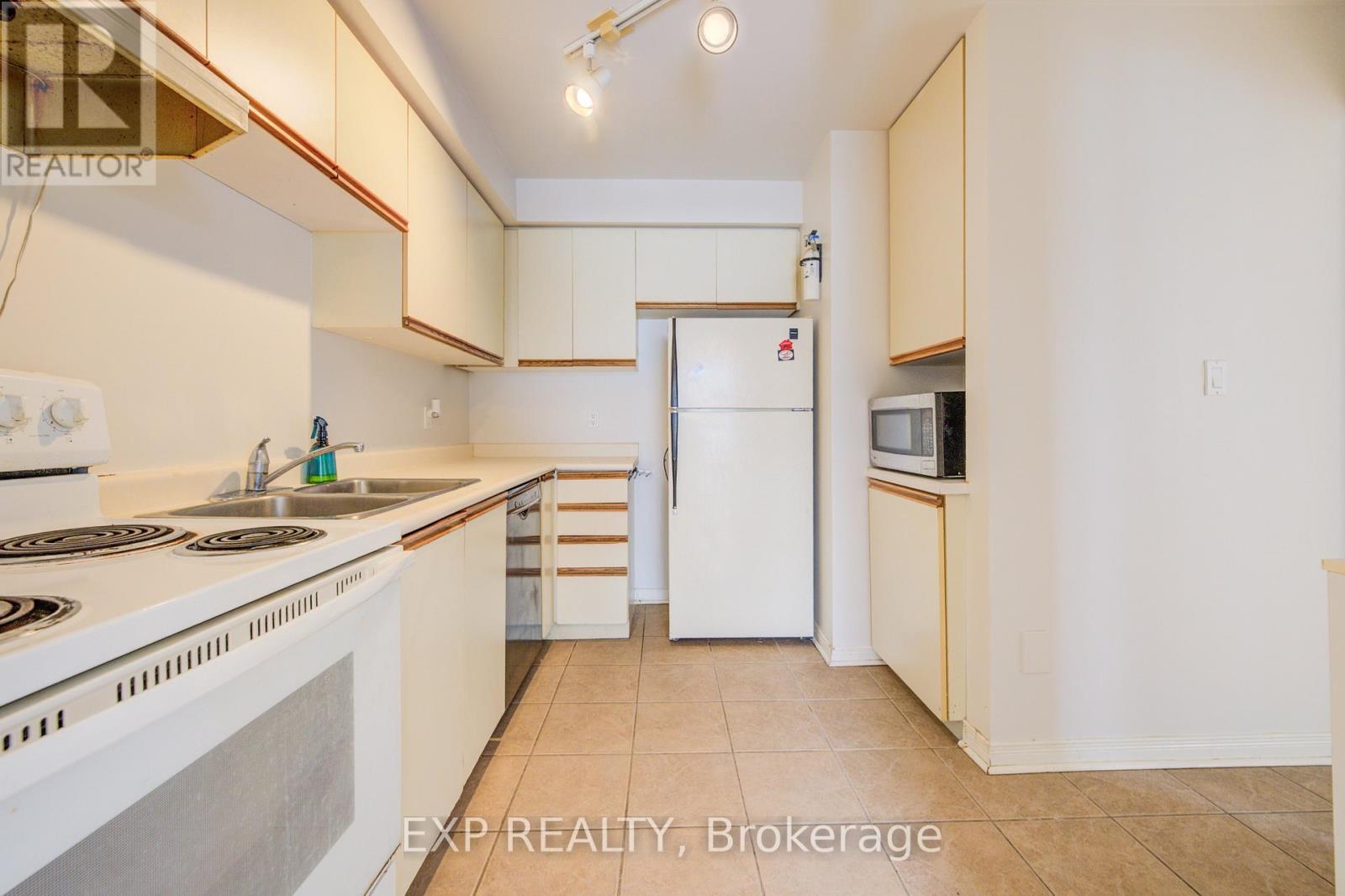 112 - 302 College Avenue W, Guelph, ON - Indoor Photo Showing Kitchen With Double Sink