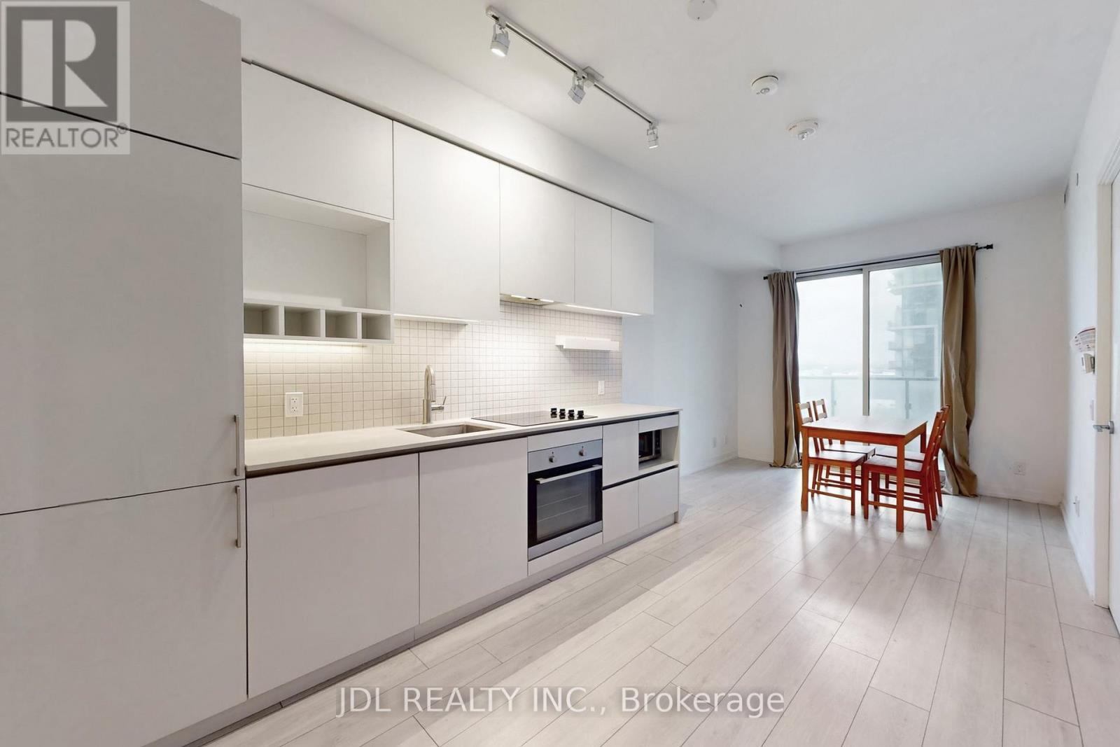 1105 - 905 Portage Parkway, Vaughan, ON - Indoor Photo Showing Kitchen
