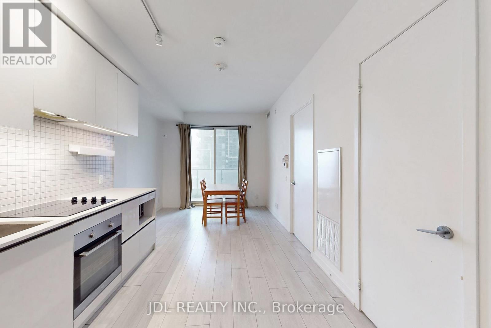 1105 - 905 Portage Parkway, Vaughan, ON - Indoor Photo Showing Kitchen With Upgraded Kitchen