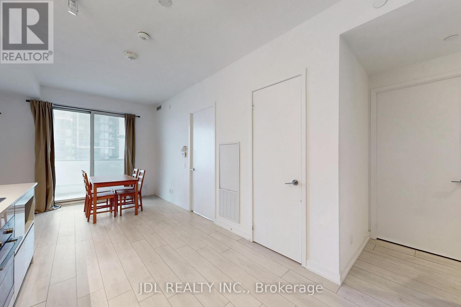 1105 - 905 Portage Parkway, Vaughan, ON - Indoor