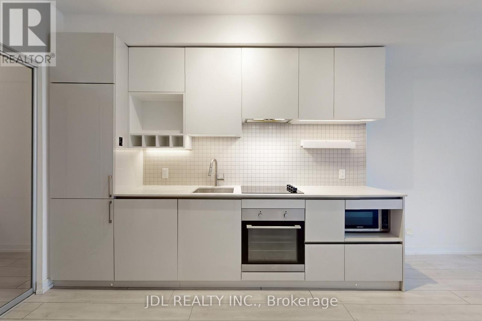 1105 - 905 Portage Parkway, Vaughan, ON - Indoor Photo Showing Kitchen