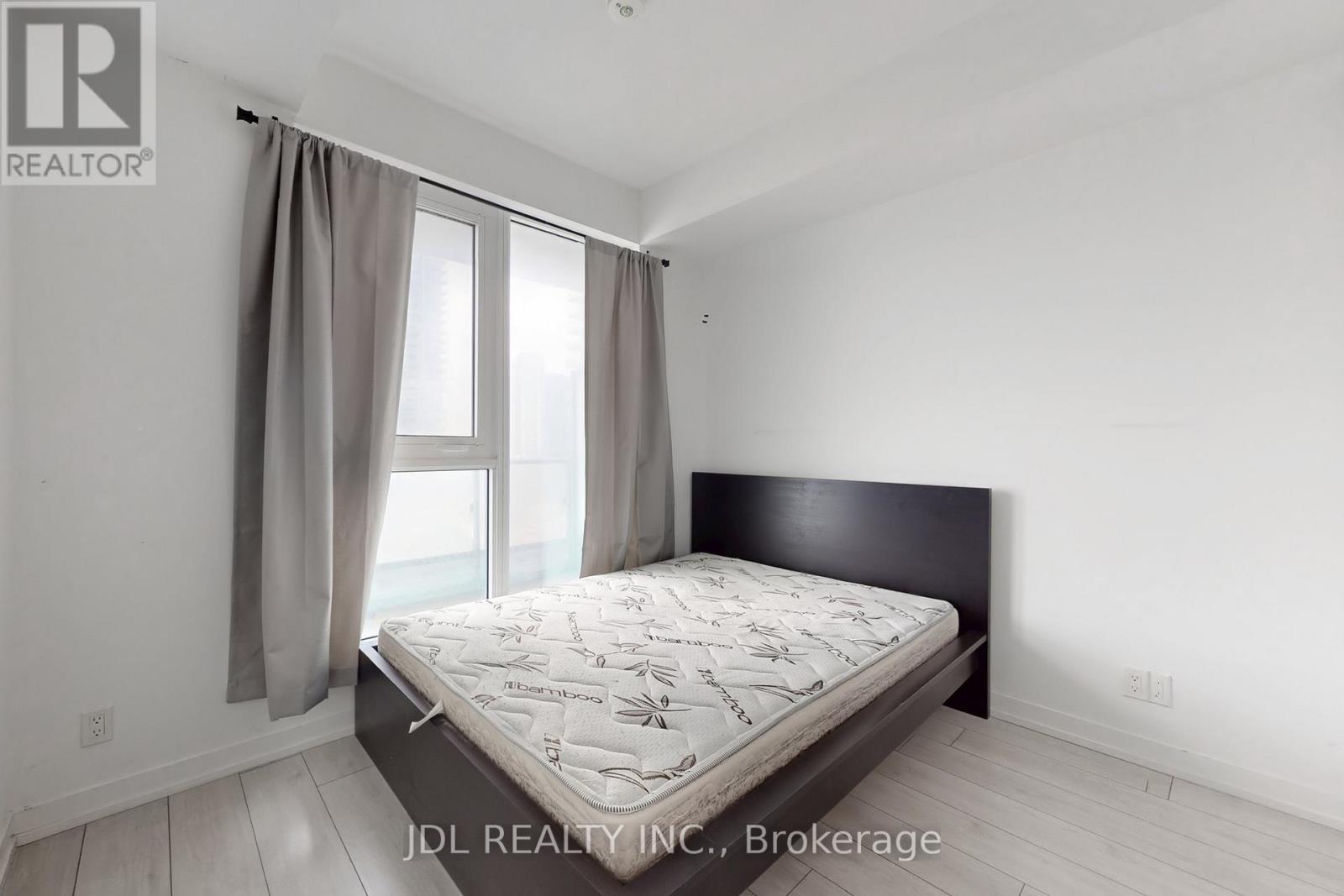 1105 - 905 Portage Parkway, Vaughan, ON - Indoor Photo Showing Bedroom