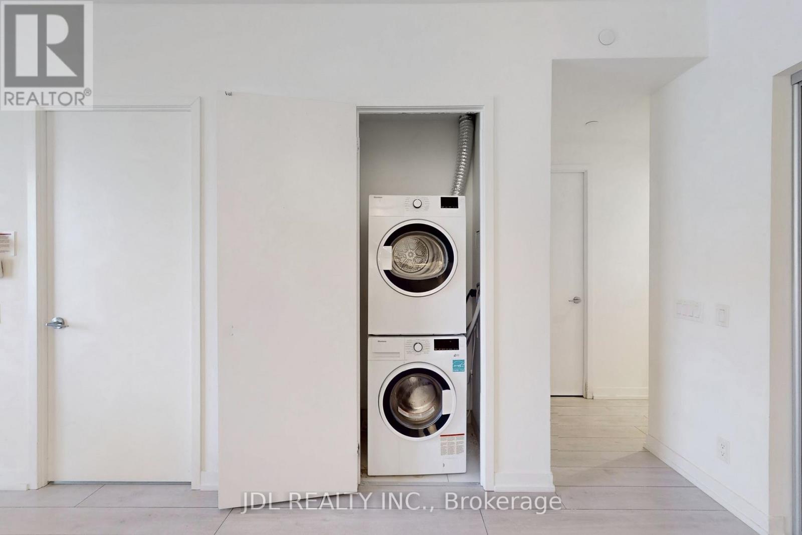 1105 - 905 Portage Parkway, Vaughan, ON - Indoor Photo Showing Laundry Room