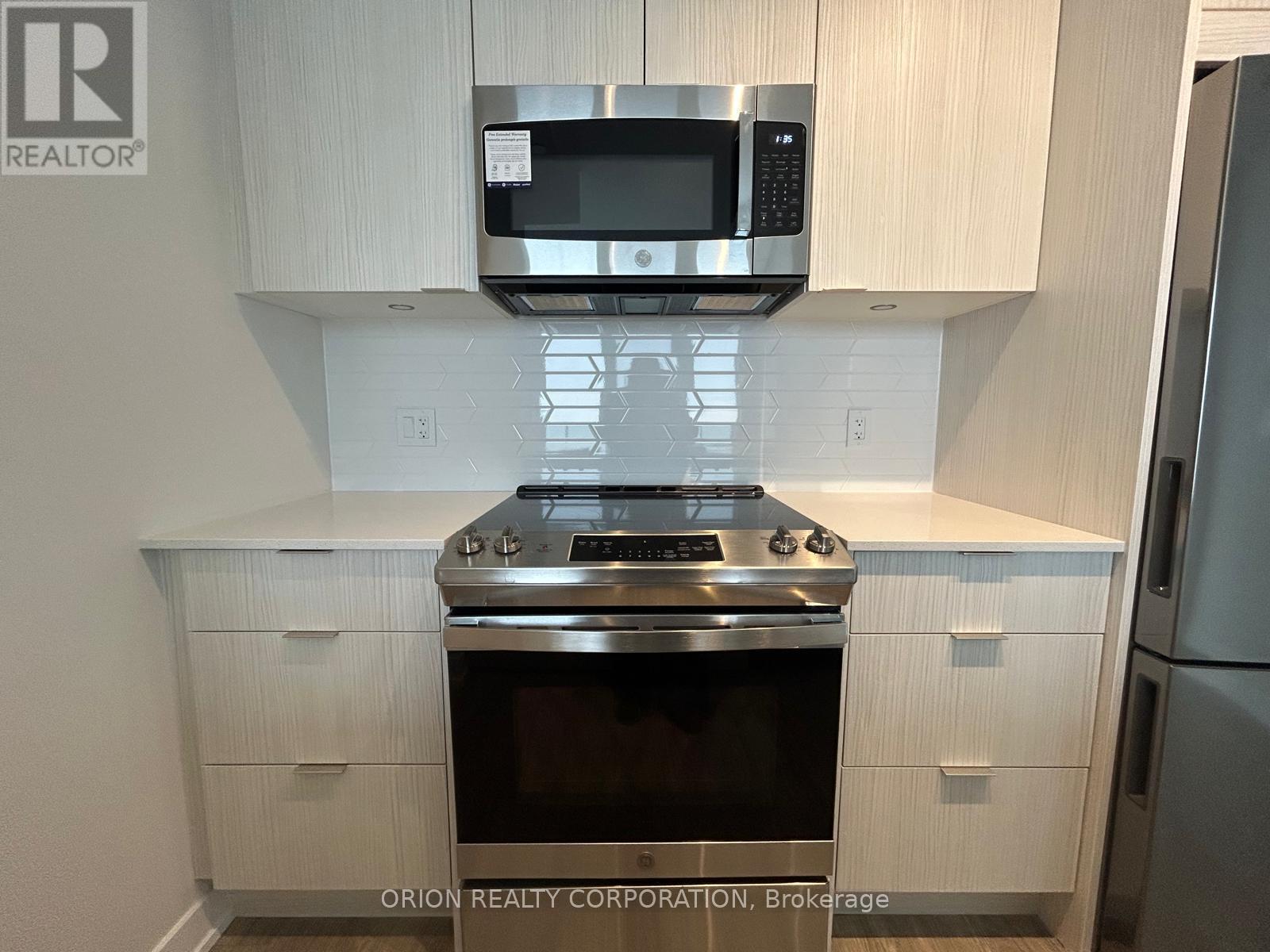 2408 - 430 Square One Drive, Mississauga, ON - Indoor Photo Showing Kitchen