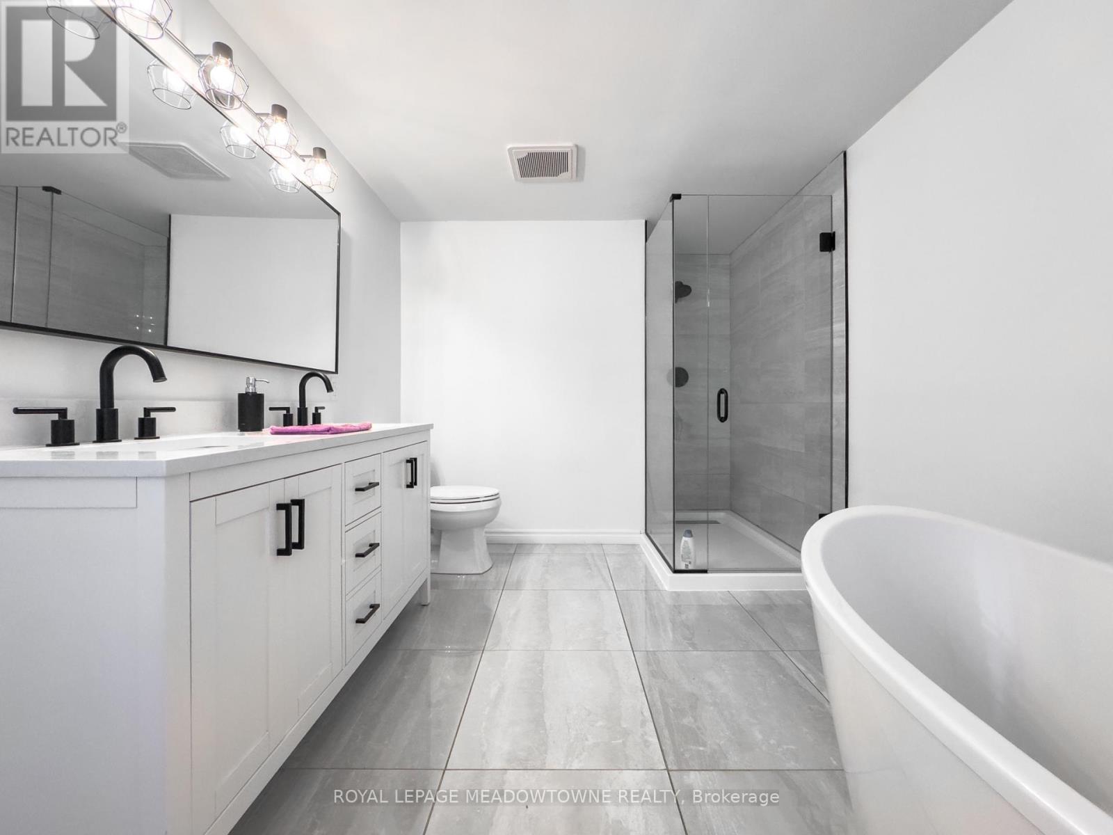 47 Ruffian Road, Brantford, ON - Indoor Photo Showing Bathroom