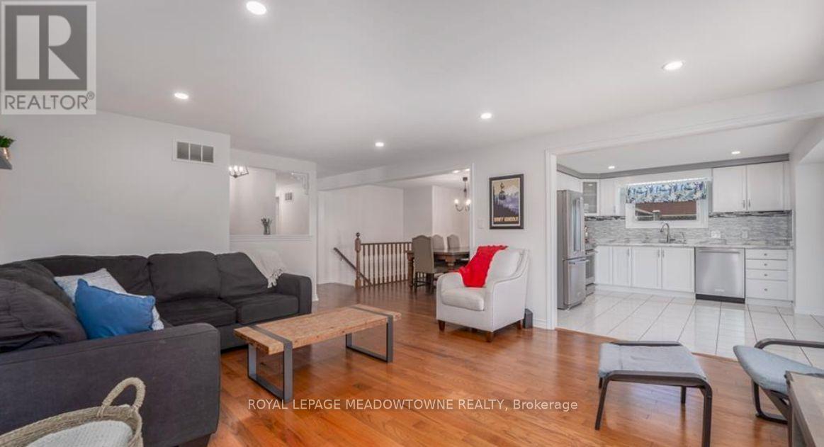 47 Ruffian Road, Brantford, ON - Indoor Photo Showing Living Room