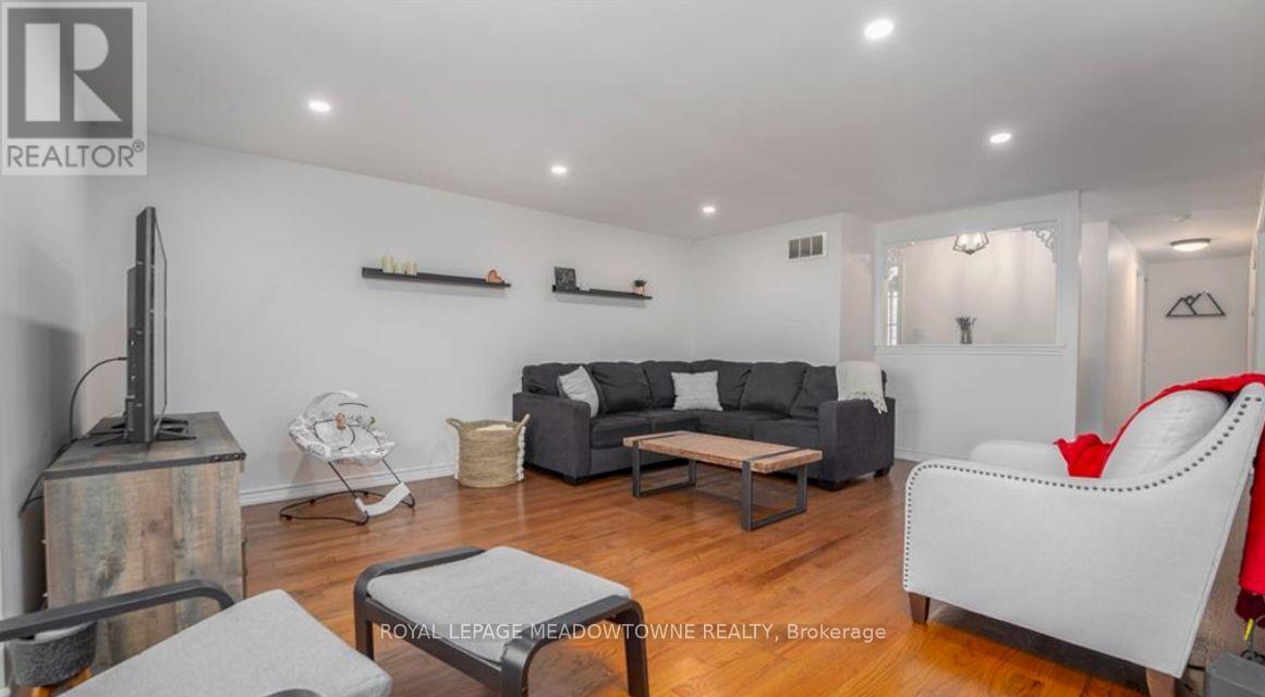 47 Ruffian Road, Brantford, ON - Indoor Photo Showing Living Room