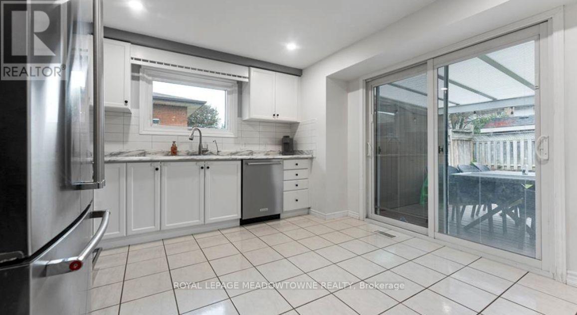 47 Ruffian Road, Brantford, ON - Indoor Photo Showing Kitchen