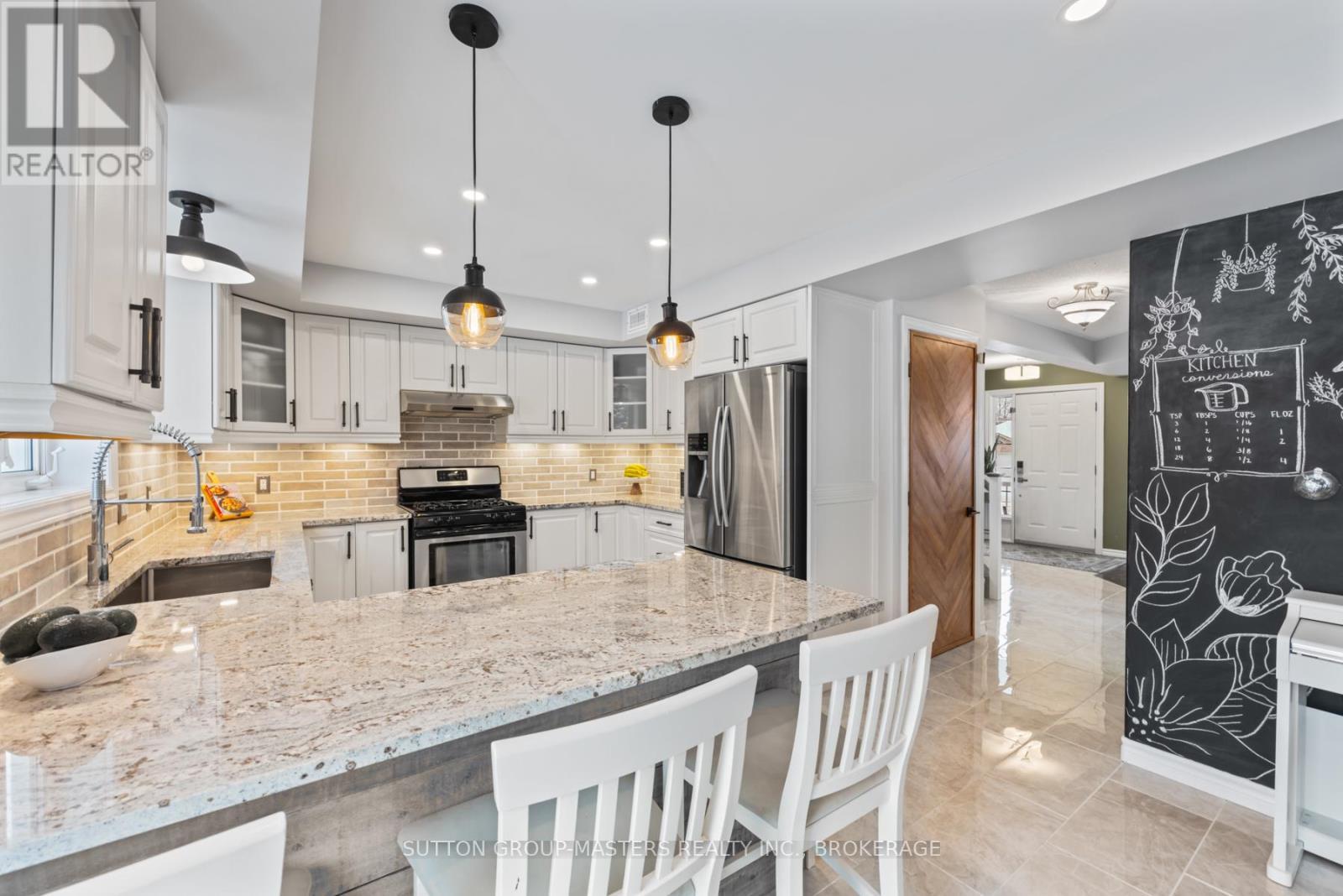 628 Melrose Street, Kingston (East Gardiners Rd), ON - Indoor Photo Showing Kitchen With Upgraded Kitchen