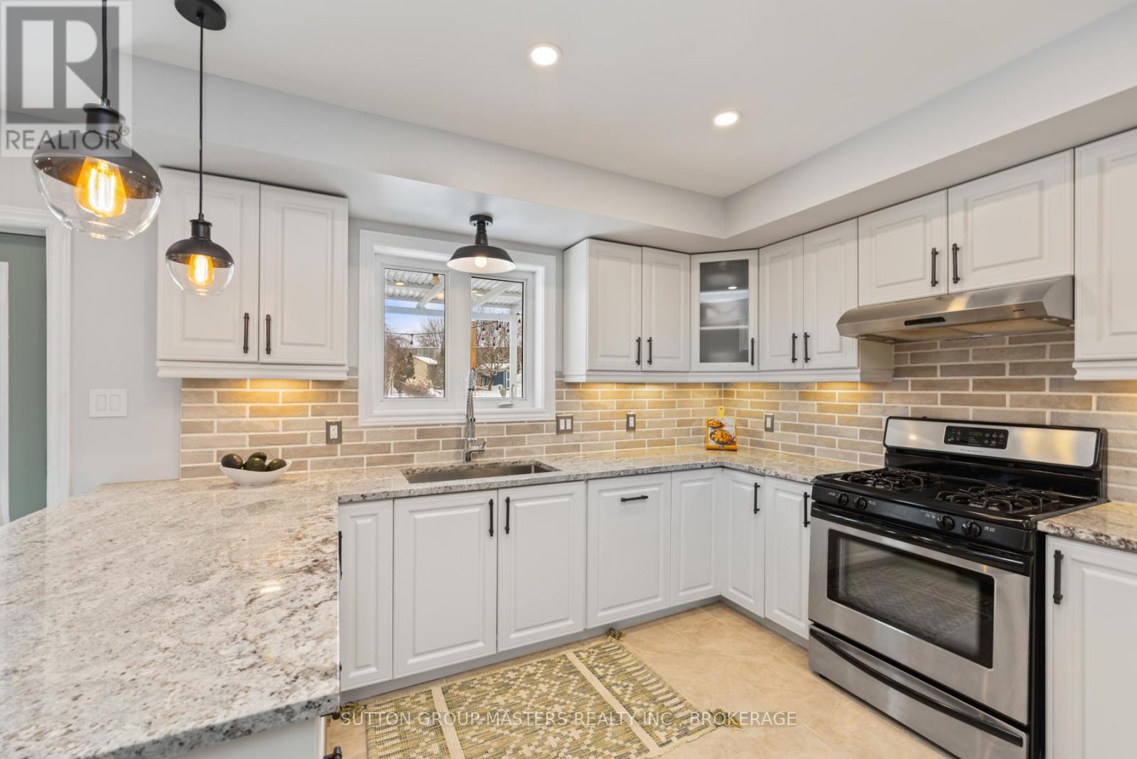628 Melrose Street, Kingston (East Gardiners Rd), ON - Indoor Photo Showing Kitchen With Upgraded Kitchen