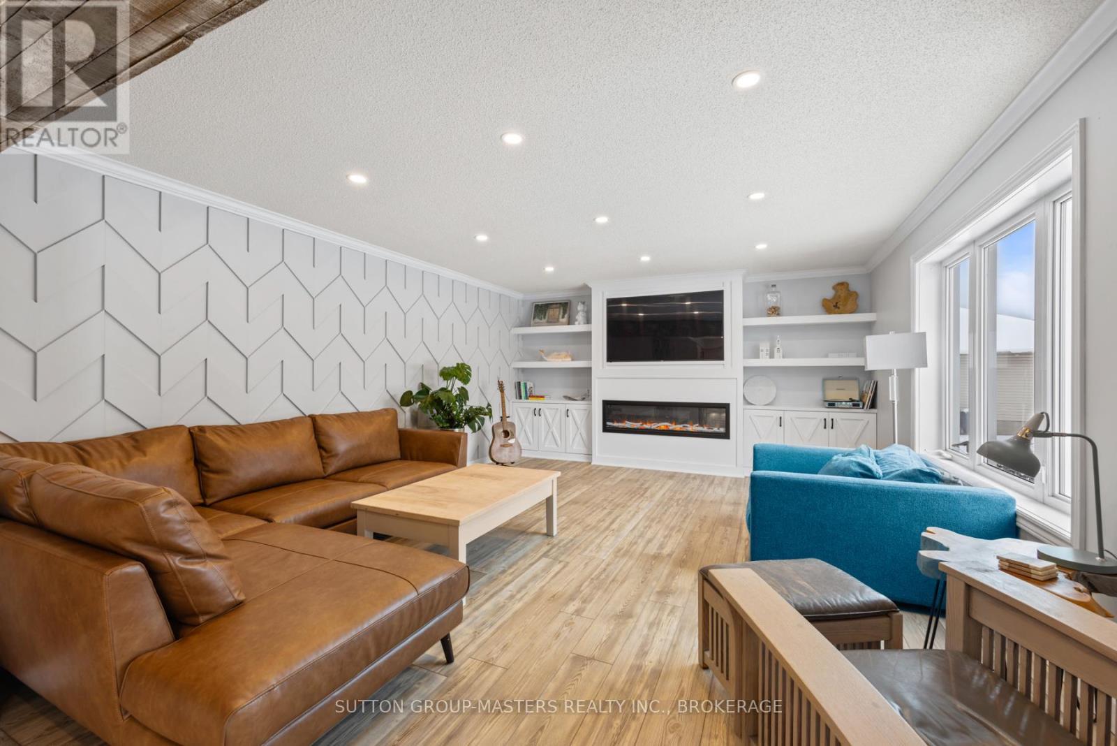 628 Melrose Street, Kingston (East Gardiners Rd), ON - Indoor Photo Showing Living Room With Fireplace