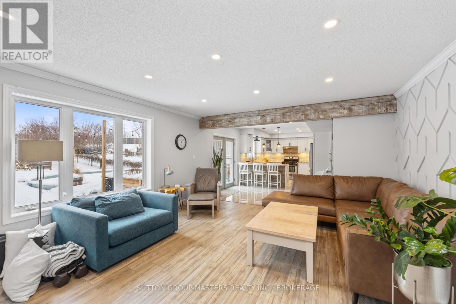 628 Melrose Street, Kingston (East Gardiners Rd), ON - Indoor Photo Showing Living Room