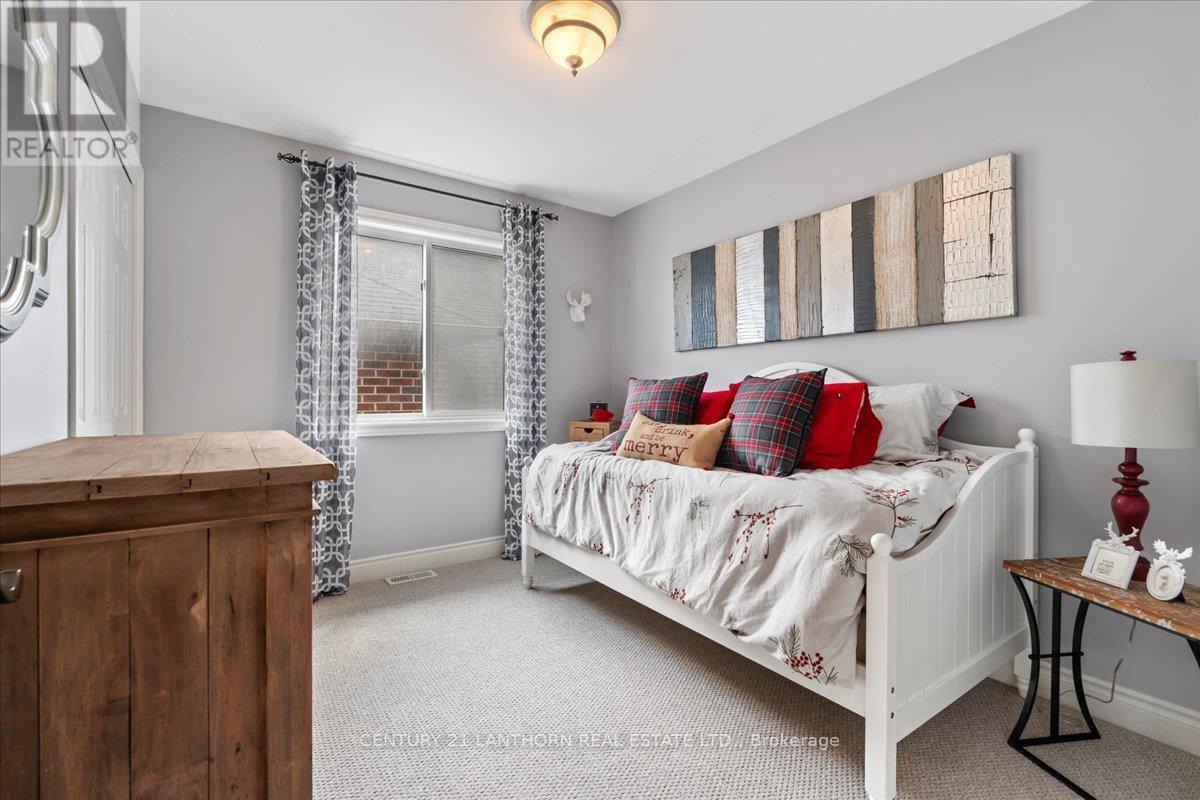 18 Mcdougall Drive, Belleville (Thurlow Ward), ON - Indoor Photo Showing Bedroom