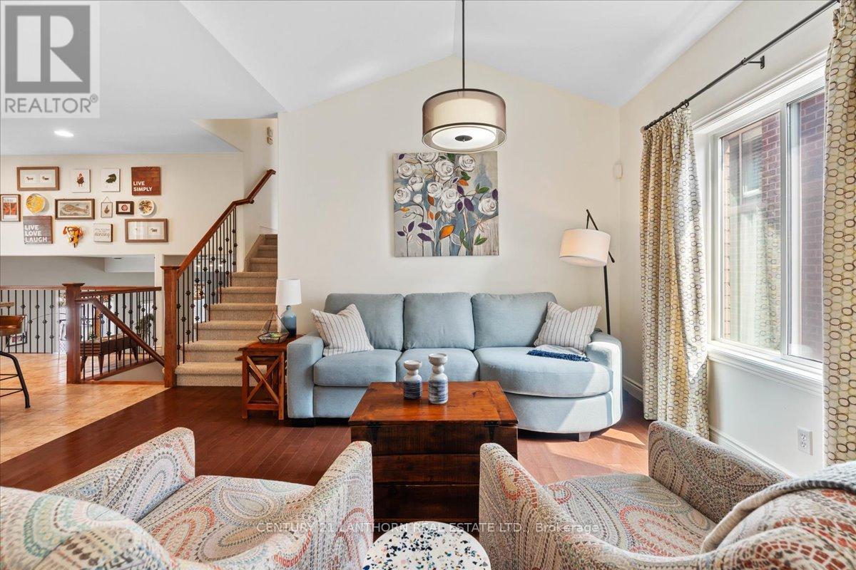 18 Mcdougall Drive, Belleville (Thurlow Ward), ON - Indoor Photo Showing Living Room