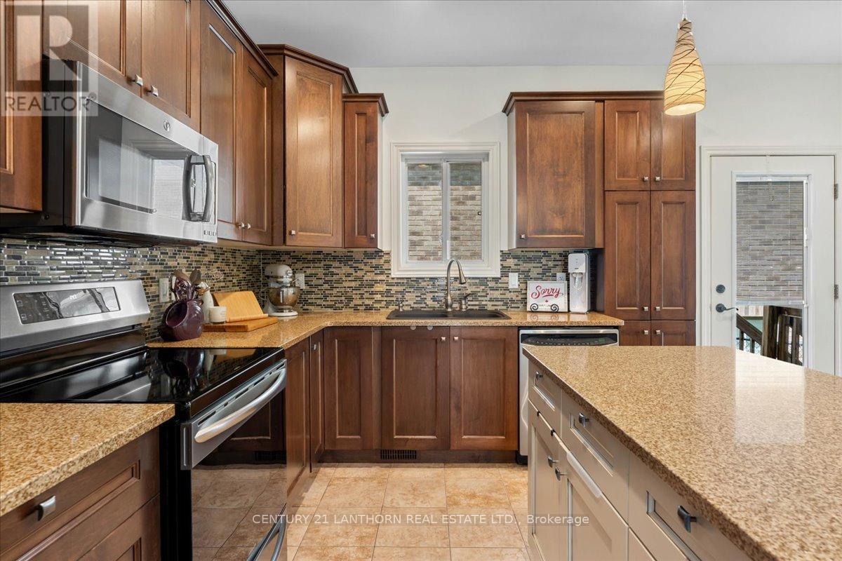 18 Mcdougall Drive, Belleville (Thurlow Ward), ON - Indoor Photo Showing Kitchen
