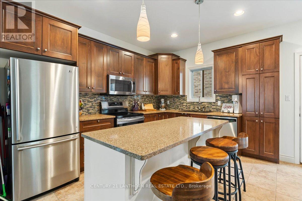 18 Mcdougall Drive, Belleville (Thurlow Ward), ON - Indoor Photo Showing Kitchen