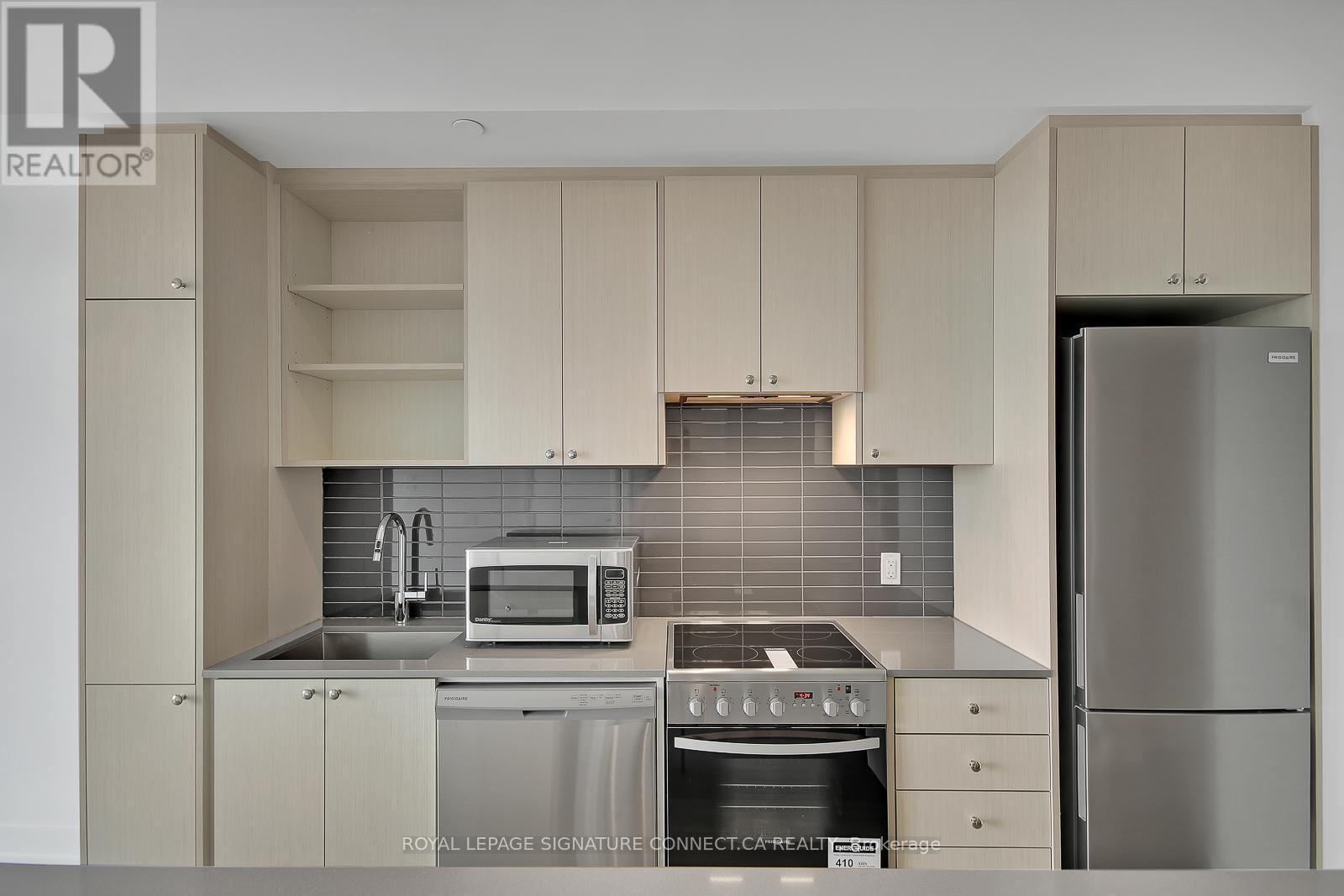 620 - 50 George Butchart Drive, Toronto, ON - Indoor Photo Showing Kitchen With Upgraded Kitchen